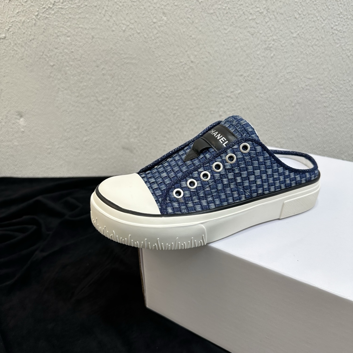NO:928479,26 Spring and Summer New Style｜Chanel Chanel plaid thick-soled toe-toe half-flop casual shoes and large-toe canvas shoes Fengshen casual mid-century series is new. Fully printed plaid heel-less lazy slippers, directly full of relaxed retro atmosphere. The shoe body is fully printed with classic rhombus texture and decorated with brand leather labels. It is highly recognizable and has a casual and light luxury texture. The wide round toe is matched with a thickened platform sole, the version is casual and slim, and perfectly captures the daily retro trend style.  The jacquard denim plaid fabric is breathable and refreshing, and the upper foot is loose and accommodates various foot types. The thick sole design is both fashionable and comfortable, and the walking is light and soft without tiring the feet. It is versatile for shopping, traveling, and daily commuting. It is available in multiple colors and suitable for all seasons. The upper is made of breathable jacquard denim plaid fabric. The inner lining is breathable sheepskin. The sole is original molded rubber sole.  Sizes 35–39 (customized sizes 40/41), casual shoes/sneakers and half slippers, chanel, chanel, sneakers, sheepskin1986090926春夏新款｜Chanel香奈儿格纹厚底包头半拖休闲鞋大头帆布鞋 封神休闲中古系列上新 满印格纹无后跟懒人拖,松弛复古氛围感直接拉满 鞋身满印经典菱格纹理,搭配品牌皮标装饰,辨识度超高,自带休闲轻奢质感；宽版圆鞋头搭配加厚松糕底,版型随性显瘦,完美拿捏日常复古潮流格调. 提花牛仔格纹面料透气清爽,上脚宽松包容各种脚型,厚底增高设计兼顾时髦与舒适,走路轻盈软弹不累脚 逛街、出游、日常通勤百搭不挑穿搭,多色可选四季实穿款 鞋面甄选透气提花牛仔格纹面料 内里垫脚透气羊皮 鞋底原版开模橡胶底 码数35–39码（40/41码定制）,休闲鞋/运动鞋半拖,chanel,chanel,sneakers,sheepskin,Women's Shoes