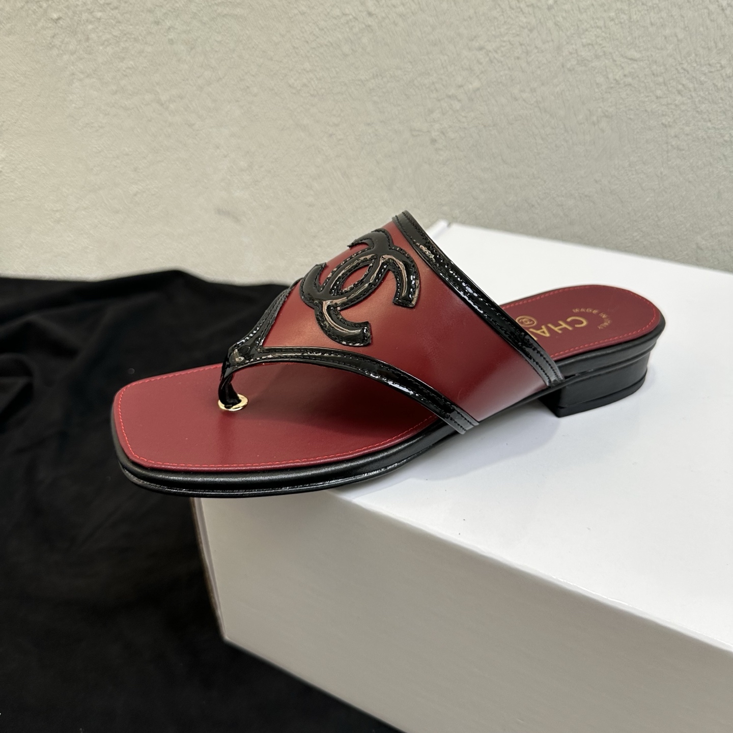 NO:928541,26P Spring and Summer New Style｜Chanel Chanel Color Block Double C Flip-Toe Square Toe Flat Slippers New in Fengshen Retro Vacation Series Classic contrasting color flip-flop slippers, with a simple and high-end atmosphere. The large three-dimensional bright double C logo on the upper is highly recognizable and has a casual gold texture; the square toe flip-flop version neatly modifies the foot shape, and the contrasting color binding hand-stitching process perfectly captures the retro and simple style of Chanjia.  The fine plain lambskin material is soft and skin-friendly, and the upper foot is loose and fits the shape of the foot. The low flat heel design is light and weight-free, and the soft elasticity will not tire the feet after long-term wear. It is versatile for vacations, shopping, and daily commuting. It is available in multiple colors for spring and summer. The upper is made of plain lambskin + glossy patent leather edging. The inner lining is breathable sheepskin. The sole is original genuine leather outsole.  Size 35-39 (customized size 40/41) Heel height 1.5cm, split-toe shoes, chanel, chanel, chanel, slippers, sheepskin, Leather soles1986090926P春夏新款｜Chanel香奈儿拼色双C夹趾方头平底拖鞋 封神复古度假系列上新 经典撞色夹趾凉拖,简约高级氛围感直接拉满 鞋面立体亮面大双C标识,辨识度超高,自带随性千金质感；方头夹趾版型利落修饰脚型,撞色包边手工车线工艺,完美拿捏香家复古简约格调. 细腻平纹小羊皮材质软糯亲肤,上脚宽松贴合脚型,低平跟设计轻盈无负重,久穿软弹不累脚 度假、逛街、日常通勤百搭不挑穿搭,多色可选春夏刚需实穿款 鞋面甄选平纹小羊皮+亮面漆皮包边 思 内里垫脚透气羊皮 鞋底原版真皮大底 码数35–39码（40/41码定制） 跟高1.5cm,分趾鞋,chanel,chanel,chanel,slippers,sheepskin,Leather soles,Women's Shoes