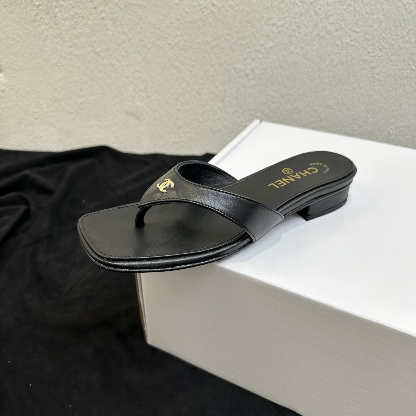 NO:928459,26P Spring and Summer New Style｜Chanel Chanel Metal Small Double C Square Toe Flat Flip-Flop Sandals New in the Fengshen Vacation Minimalist Series. Solid color simple flip-flops, with a refreshing and high-end atmosphere. Exquisite metal mini double C logo on the upper, low-key recognition, with a simple and relaxed texture; neat and large square toe flip-flops, smooth shoe body stitching technology, perfectly capture the minimalist retro style of Chanel.  The delicate lambskin material is soft and skin-friendly, and fits the shape of the foot. The low slope heel design is both light and soothing. The soft and elastic soles can be worn for a long time without tiring the feet. They are versatile for beach vacations, shopping and commuting, and daily outings. There are many solid colors to choose from, exclusive for spring and summer. The upper is made of fine imported lambskin. The inner lining is breathable sheepskin. The sole is original genuine leather outsole. Sizes 35–39 (customized size 40/41)  Heel height 1cm, split-toe shoes, chanel, chanel, chanel, slippers, sheepskin, Leather soles1986090926P春夏新款｜Chanel香奈儿金属小双C方头平底夹趾凉拖鞋 封神度假极简系列上新 纯色简约夹趾人字拖,清爽高级氛围感直接拉满 鞋面精致金属迷你双C标识,低调辨识度拉满,自带简约千金松弛质感；利落大方头夹趾版型,流畅鞋身车线工艺,完美拿捏香家极简复古格调. 细腻小羊皮材质软糯亲肤,上脚贴合脚型,低坡跟设计兼顾轻盈与舒缓,软弹鞋底久穿不累脚 海边度假、逛街通勤、日常出街百搭不挑穿搭,多纯色可选春夏专属实穿款 鞋面甄选细腻进口小羊皮 思 内里垫脚透气羊皮 鞋底原版真皮大底 码数35–39码（40/41码定制） 跟高1cm,分趾鞋,chanel,chanel,chanel,slippers,sheepskin,Leather soles,Women's Shoes