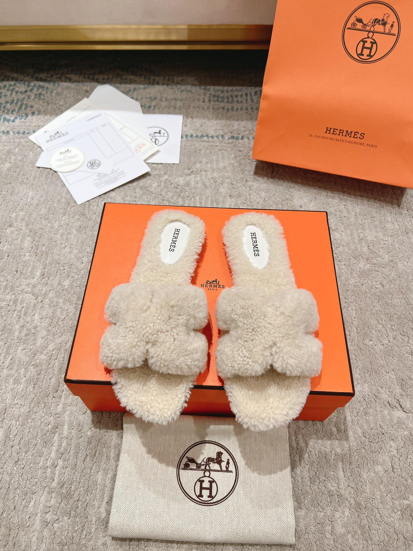 NO:648241,Top version * Oran series H wool slippers are top-notch [currently the only correct version of lamb wool on the market, only 2 colors are available, the market does not match the normal wool] The must-have H slippers every year have also added a new wool series this year. They are indescribably beautiful and have excellent wearing comfort. They are a classic must-have, and can be held in various styles!  The original ban is made one to one to create the stall. The original version is welcome to compare at will. The material is made of imported wool. Customized all-goat leather lining for the feet. Original top-grade Italian imported through-dyed genuine leather outsole. Size 35-39 (40.41.42 custom-made, non-refundable). Original full set of counter packaging fabrics, furry shoes and slippers, slippers, sheepskin, Leather soles19860909顶级版本 * oran系列H毛拖鞋顶级上新【现市场唯一对版羊羔毛 只出了2个色区别市场不对版普通羊毛】 每年必备的H拖今年还加了新的羊毛毛系列,美到无法言喻绝好的穿着舒适感可是经典必备,各种风格搭配都Hold的住！ 原ban一比一打造档口原版欢迎随意对比 材质选用羊毛进口定制全山羊皮内里垫脚原版意大利顶级进口透染真皮大底  码数35-39（40.41.42订做不退换） 原版全套专柜包装面料,毛毛鞋拖鞋,slippers,sheepskin,Leather soles,Women's Shoes