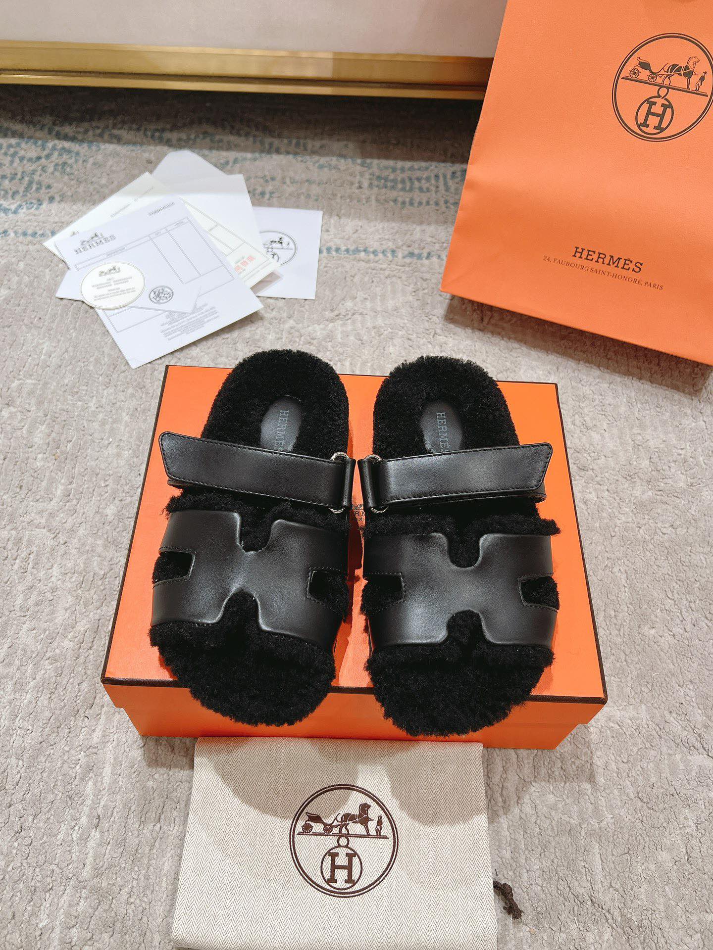 NO:648236,2025 Herme* new autumn and winter Erjiu fur flip flops. The first pair of shoes in autumn must be cute fur flip flops!  Hermès’ classic H plus fluffy wool design makes people fall in love with casual slippers at first glance. The leather is custom-made Hermès cowhide from Italy. The feet and lining are all made of Australian imported lamb wool, which is super warm!  The outsole is a custom-made original TPU outsole!  !  Size women's 35-39~~P (women's 40.41.42, custom made and non-returnable), fur shoes and slippers, hermes, hermes, slippers, cowhide198609092025 Herme* 秋冬新款二舅毛拖全 秋天的第一双鞋一定就是可爱的毛拖啦！爱马仕经典的H加上毛茸茸的羊毛设计让人一眼就爱上随意的二舅拖 皮料是意大利定制的爱马仕专用牛皮 垫脚和内里全部采用澳洲进口羊羔毛超暖和！大底是开模订做的原版TPU大底！！ 码数女35-39~~P（女40.41.42订做不退换）,毛毛鞋拖鞋,hermes,hermes,slippers,cowhide,Women's Shoes