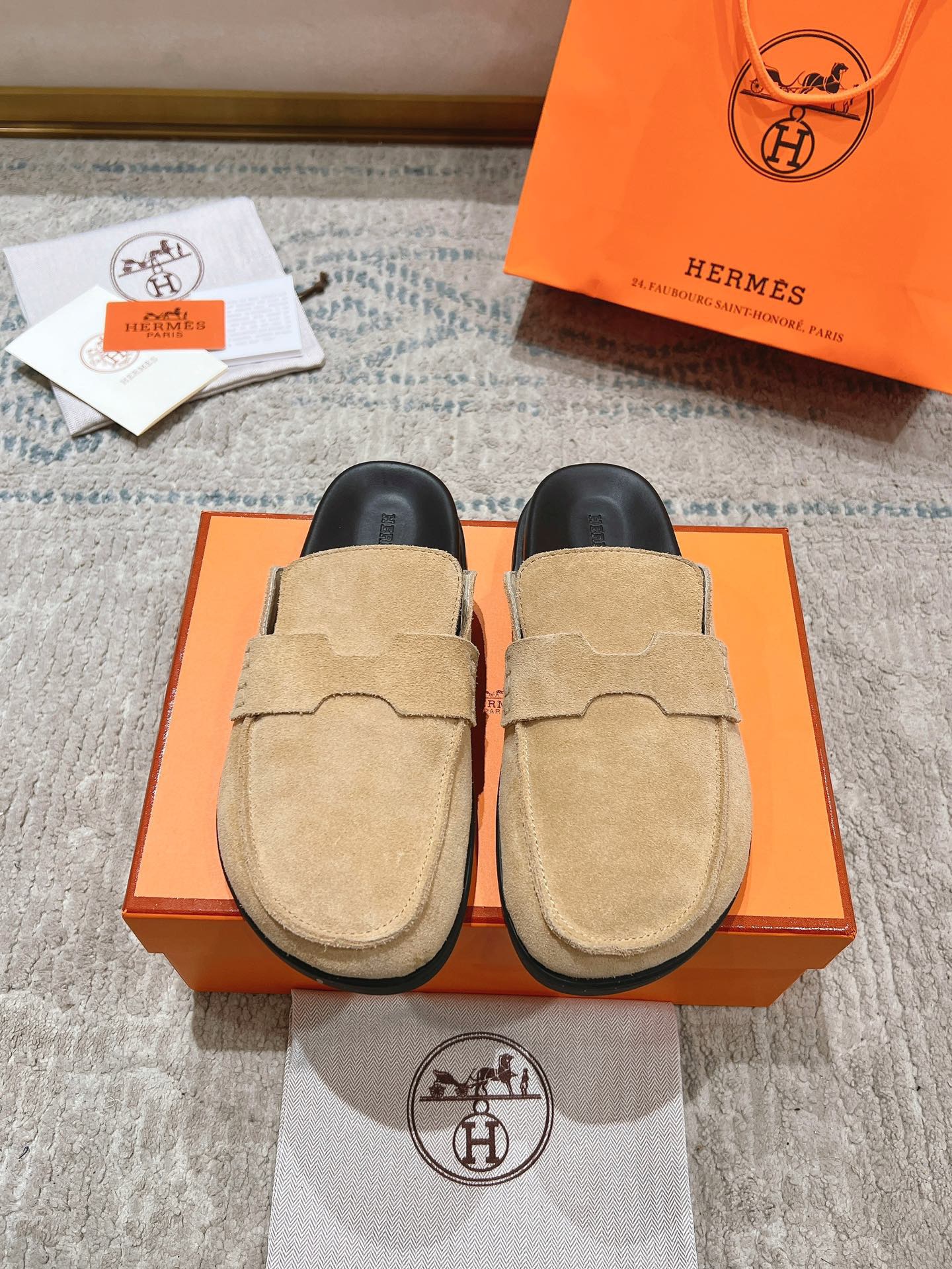 NO:164859,Top purchasing version NEW .HERME* Hermes | Muller semi-trailed Baotou Birken Slippers Fabric imported beef reverse fleece fabric, original mold opening TPU, non-slip wear-resistant, imported cowhide, heel high flat sole, original custom version, counter packaging Size: 35-45 (for women 40, customized for men 45) Men's 10, semi-trailed, hermes, hermes, slippers, cowhide19860909顶级代购版本 NEW .HERME*爱马仕| 穆勒半拖包头勃肯拖鞋 面料进口牛反绒面料 大底原版开模TPU 防滑耐磨大底 内里进口牛皮 跟高平底 原版定制版本、专柜原版包装 Size : 35-45（女40,男45订做） 男款10,半拖,hermes,hermes,slippers,cowhide,Women's Shoes
