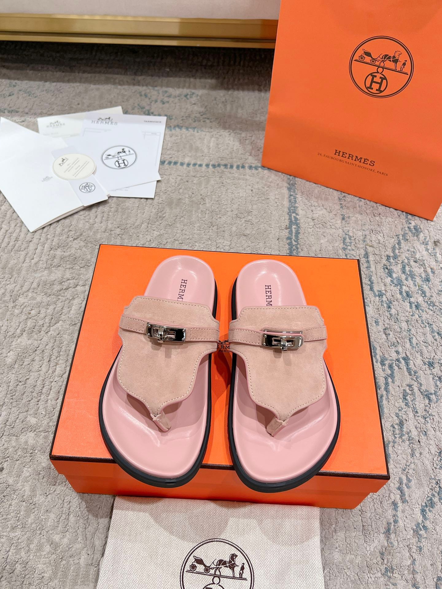 NO:164846,[HMS] Flip-flops · Top version Flip-flops The basic style of real handmade shoes that people must have, exquisite and handmade, and a versatile artifact in summer!  Purchase genuine 11 customization, lasts, original molds, and leather materials, all customized for this one. PS: Determine that the sole is full of genuine leather edge strips, and the genuine leather midsole is not the type that claims to be genuine leather soles on the market, but not genuine leather edge strips. Please distinguish them. Use Hermers original leather   original custom-made Australian cowhide foot pads   Brazilian custom-grade double-layer leather sole (pursuing top-level walking comfort) with a yardage of 34-42. (34.40.41.42 custom-made, no return or exchange) All are equipped with a counter genuine gift box!  !  !  Original packaging box set, slippers, hermes, slippers, cowhide, Leather soles19860909【HMS】夹脚拖 · 顶级版本夹脚拖鞋 拖鞋人手必备的基础款真正的手工鞋,精致纯手工打造,夏天的百搭神器！ 购入正品11定制,楦型、原模具、皮料,都专为这款而定制的.PS:认准鞋底是全真皮沿条的,真皮中底,不是市面上号称是真皮底其实不是真皮沿条的那种. 请区别. 采用Hermers原版皮 原版适订制级澳洲牛皮垫脚 巴西订制级双层真皮大底（追求顶级行走舒适度） 码数34-42码全.（34.40.41.42订做不退不换) 均配有专柜正品礼盒！！！原包装盒整套,拖鞋,hermes,slippers,cowhide,Leather soles,Women's Shoes