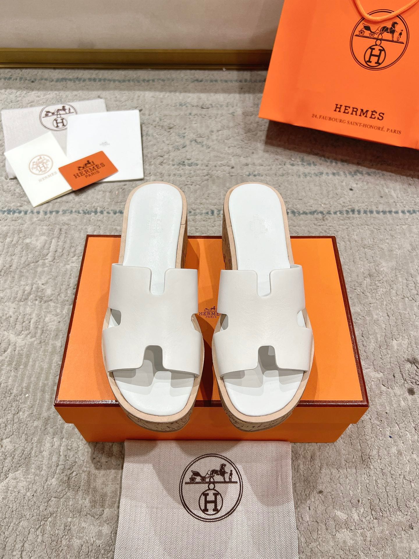 NO:165576,High-end spring and summer new HERMES Hermes counter new style has been popular recently, second uncle sandal slippers, paired with various colorful socks, it is very fashionable. Upper cowhide, technology imitation wooden sole, heel height is about 7cm, size 35-41 (40/41, no return or replacement), slippers, hermes, hermes, sandals, slippers, cowhide, socks19860909高版春夏新款HERMES爱马仕专柜新款最近火到不行的坡跟二舅凉鞋拖鞋,搭配各种彩色袜子,潮爆了 鞋面牛皮 大底科技仿木鞋底 跟高约7cm 码数女35-41（40/41不退不换）,拖鞋,hermes,hermes,sandals,slippers,cowhide,socks,Women's Shoes