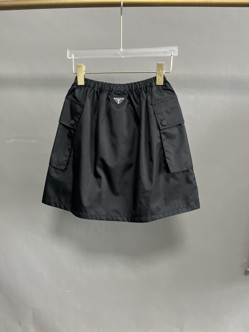 Prada Nylon Mini-rok met Ritszakken - Stijlvol en Functioneel 1 Prada Nylon Mini-rok met Ritszakken – Stijlvol en Functioneel