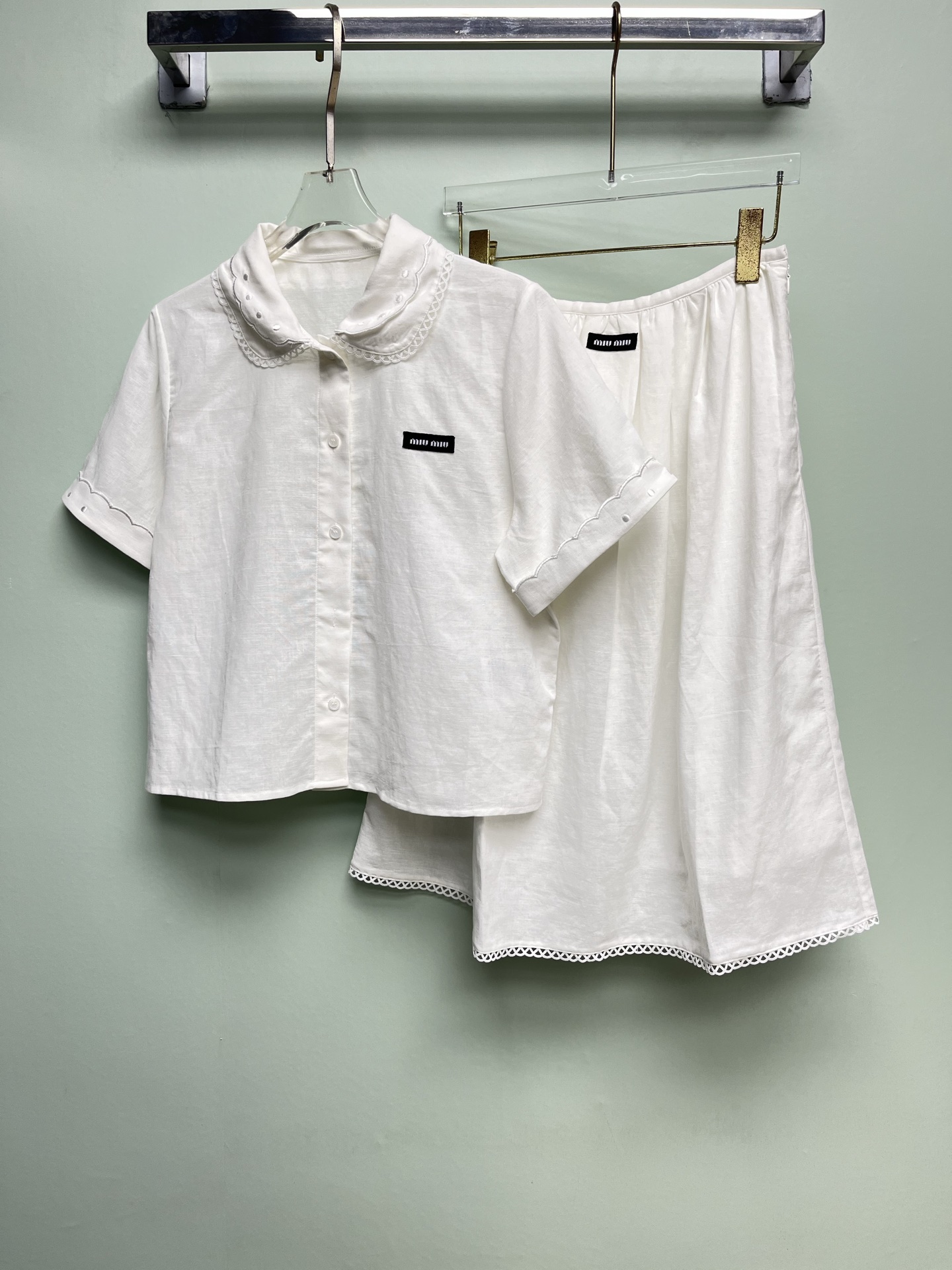 סט חולצה וחצאית פשתן לבנה Miu Miu עם צווארון בובה ופרטי תחרה