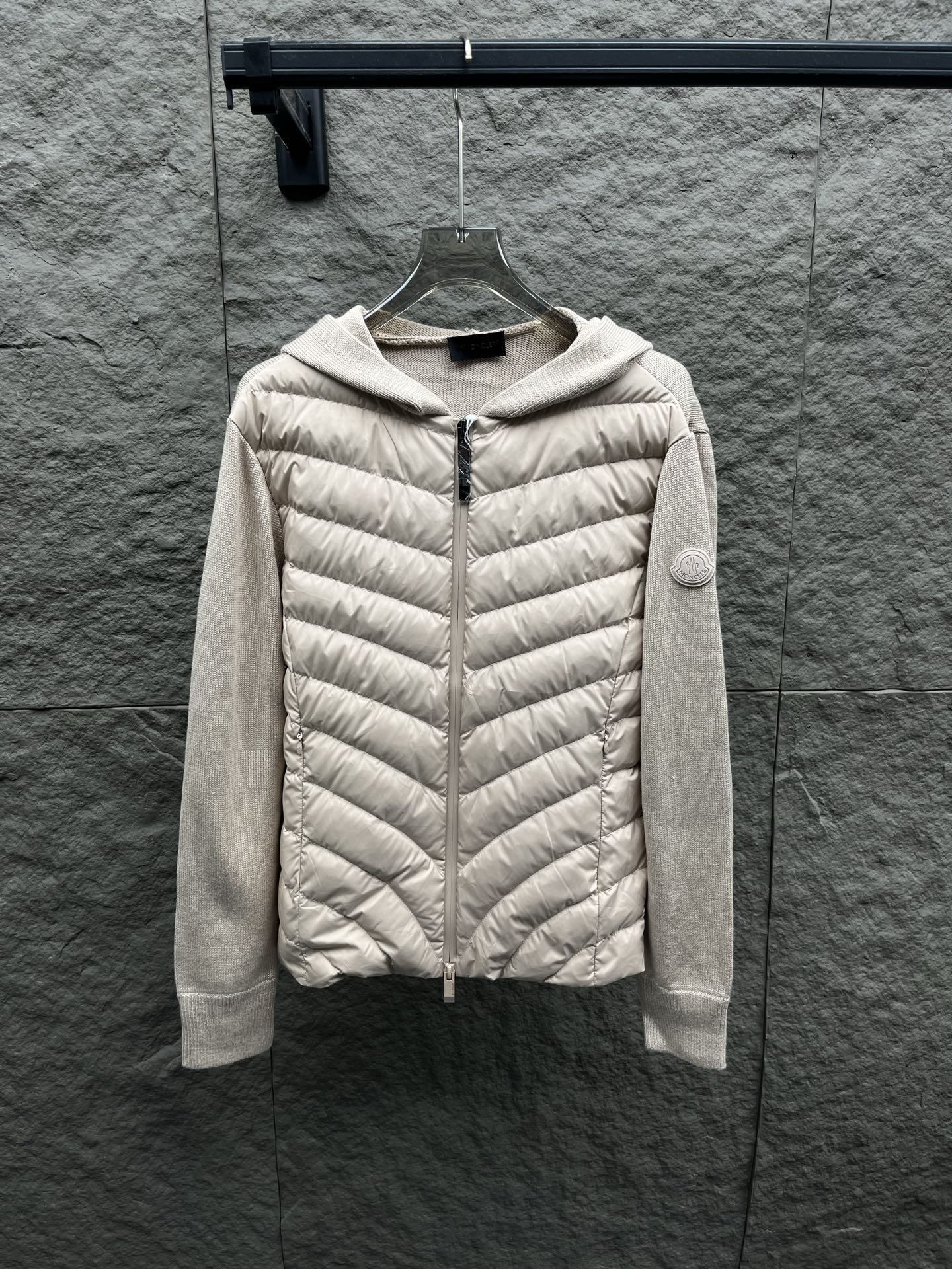 Chaqueta de plumas con capucha y paneles para mujer Moncler25, la elección principal de este otoño, versátil y favorece…