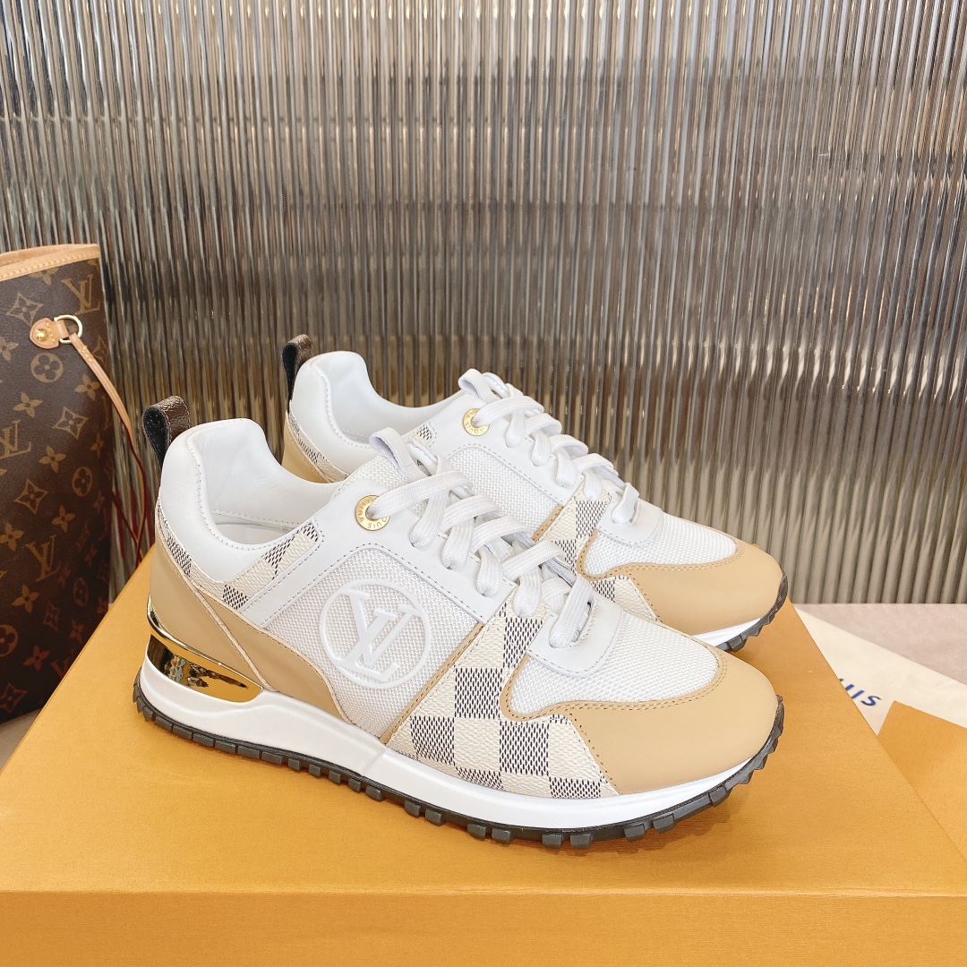 NO:682532,.One of the highest versions in the market. Louis Vuitton/Louis Vuitton counter basic fashion sports and casual shoes☆ I have always been very optimistic about this model. I bought two pairs of the original version from Hong Kong for more than 1.4W. I always firmly believe that without the original version, there is no way to achieve the effect. The inner height increasing shoes are 5cm. The fabric is original printed PVC/matte cowhide/matte silk cowhide. The lining is water-dyed cowhide + original sandwich breathable mesh. Private abrasive heel plated TPU/translucent TPU outsole, private abrasive latex pad Size 35-40 [41, 42 custom made, non-returnable] Comes with original packaging, casual shoes/sports shoes, louis vuitton, louis vuitton, sneakers, cowhide19860909.市场最高版本没有之一 Louis Vuitton /路易威登 专柜基本款时尚运动休闲鞋☆ 一直很看好这款,从香港買了两双原版花了1.4W多,始终坚信,没有原版,是没办法做出效果,内增高鞋5cm 面料原版印花PVC/磨砂牛皮/哑光丝绸牛皮 内里水染牛皮+原版三文治透气网布 私家磨具后跟电镀TPU/半透明TPU大底,私家磨具乳胶垫 Size 35-40【41、42订做不退换】 配套原版包装,休闲鞋/运动鞋,louis vuitton,louis vuitton,sneakers,cowhide,Women's Shoes