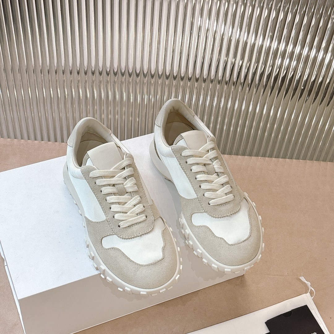 NO:261084,JILSANDE* recommended flat-sole casual sneakers, very Ness, looks high-end in a straight look. Come and see Jil Sander’s new sneakers!  The unique molded sole adopts TPU particle anti-slip design and is also very wear-resistant and comfortable. The upper is imported mercerized beef velvet, mixed breed sheep and silk cloth splicing. Fitting: mixed breed sheepskin footrest. Size 35-40 (41, 42 fixed) Color: black and white. Original molded sole, casual shoes/sports shoes, jil sander, jil sander, sneakers, sheepskin, real silk19860909JILSANDE*吉尔桑达 推荐款平底底休闲运动鞋,非常奈斯,穿出立显高档,进来看 Jil Sander 新品运动鞋！ 独特的模压鞋底采用TPU颗粒防滑设计 同时又非常耐磨和舒适 鞋面进口丝光牛绒,混种羊和真丝布拼接 垫脚:混种羊皮垫脚 码数35-40（41、42定） 颜色:黑色白色 大底原版开模鞋底,休闲鞋/运动鞋,jil sander,jil sander,sneakers,sheepskin,real silk,Women's Shoes