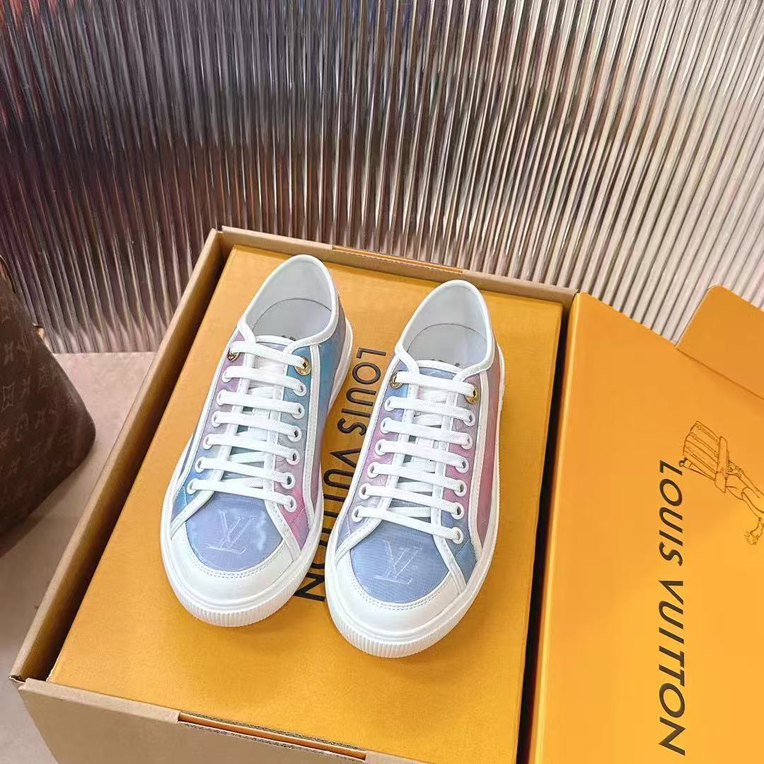 NO:495592,LV | Louis Vuitton 2025 Spring and Summer New Model, Top version, the original version is consistent, the counter focuses on the latest model, canvas shoes, hard goods are on the newest, purchasing level!  Full of high-end feeling!  A popular model from domestic and foreign bloggers, retro and fashionable, beautiful!  Official website main model★ ━━━━━ t ━━━━━━━━━━━━━━━━━━━━━━━━━━━━━━━━━━━━━━━━━━━━━━━━━━━━━━━━━━━━━──────45-41, casual shoes/sports shoes, louis vuitton, louis vuitton, sneakers, cowhide19860909LV | 路易威登 2025 2025春夏新款 顶级版本原版一致 专柜主打最新款 帆布鞋 硬货上新 代购级别！高级感十足！国内外博主刷爆的一款,复古又时髦上脚美炸了！官网主推款★ ━━━━━ t ━━━━━ 鞋面原版订制牛皮面料 内里牛里 大底tpu高端大底 鞋码: 35-41,休闲鞋/运动鞋,louis vuitton,louis vuitton,sneakers,cowhide,Women's Shoes
