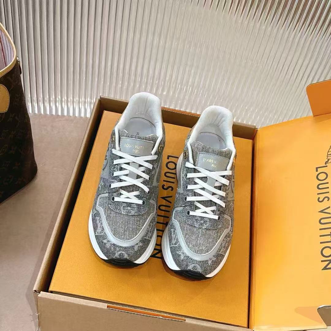 NO:261100,12 colors of this model on the new official website. Neo Run Away sneakers are renovated with a mixed material such as Monogram canvas, and the RunAway series is renovated with the original wedge outsole and hidden insole to convey the trendy attitude. The rear top is engraved with the Louis Vuitton logo, and the LV Circle logo appears on the side. Design details · Mixed materials Hide insole (2 cm/0.8 inches) Rubber outsole The tongue is decorated with the Louis Vuitton logo. The side is decorated with the LV Circle logo. The rear top and eyelets are engraved with the Louis Vuitton logo. The sole is embossed with Damier pattern. Size 35~41, casual shoes/sports shoes, christian louboutin, louis vuitton, louis vuitton, sneakers19860909上新官网12色齐本款 Neo Run Away运动鞋以Monogram帆布等混合材质焕新RunAway系列,借原版的坡跟外底和隐藏式鞋垫传递潮流态度.后帮镂刻路易威登标识,侧面跃现LV Circle标识. 设计细节 · 混合材质 隐藏式鞋垫 (2厘米/0.8英寸) 橡胶外底 鞋舌饰有路易威登标识 侧面饰有LV Circle 标识 后帮和孔眼镂刻路易威登标识 鞋底凸纹饰有Damier 图案 码数35～41,休闲鞋/运动鞋,christian louboutin,louis vuitton,louis vuitton,sneakers,Women's Shoes