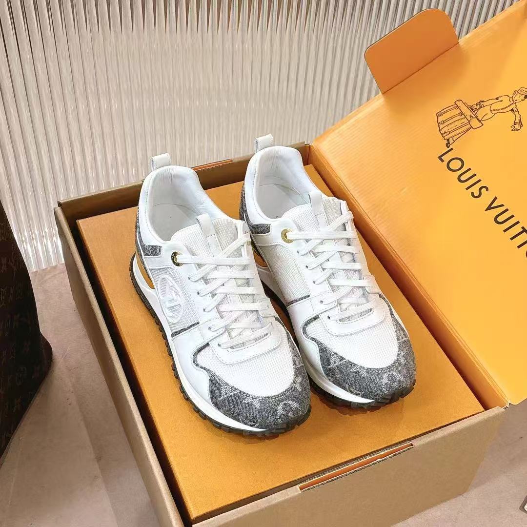 NO:261103,None of the highest versions in the market. Louis Vuitton / Louis Vuitton. The basic fashion sports and casual shoes for the counter☆ I have always been optimistic about this one. I bought two pairs of original versions from Hong Kong and spent more than 1.4W. I always believe that without the original version, there is no way to achieve results. The inner height-enhancing shoes are 5cm. The fabric is original printed PVC/matte cowhide/matte silk cowhide inner water dye cowhide   original sandwich breathable mesh. Private abrasive heel electroplated TPU/translucent TPU sole, private abrasive latex pad Size 35-40 [41 and 42 custom-made without return]. Supporting original packaging, casual shoes/sports shoes, louis vuitton, louis vuitton, sneakers, cowhide19860909市场最高版本没有之一 Louis Vuitton /路易威登 专柜基本款时尚运动休闲鞋☆ 一直很看好这款,从香港買了两双原版花了1.4W多,始终坚信,没有原版,是没办法做出效果,内增高鞋5cm 面料原版印花PVC/磨砂牛皮/哑光丝绸牛皮 内里水染牛皮 原版三文治透气网布 私家磨具后跟电镀TPU/半透明TPU大底,私家磨具乳胶垫 Size 35-40【41、42订做不退换】 配套原版包装,休闲鞋/运动鞋,louis vuitton,louis vuitton,sneakers,cowhide,Women's Shoes