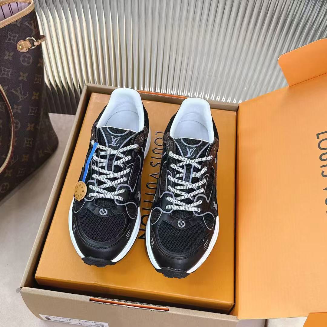 NO:495620,Top version LV Louis Vuitton L Home Donkey Brand Latest Olympia Series Couple Model Silver Horn King Casual Sports Shoes Running Shoes This model LV Olympia Sports Shoes combine mesh fabrics with metal texture synthetic leather and other technological fabrics, reinterpreting the classic running shoe design with a neat and simple design. Light EVA outsole makes for a comfortable and flexible wearing experience. Monogram embossed and LV letters and other rich details establish recognition. Delivery counter exquisite packaging Fabric: original imported technology fabric + mesh surface Inner original customized breathable mesh Sole original open mold rubber foam material Sole thickness 3.5CM Size: women's 35-40 / men's 39-44, casual shoes/sports shoes, louis vuitton, louis vuitton, louis  vuitton, alexander wang,louis vuitton,sneakers19860909顶级版本 LV 路易威登L家 驴牌 最新Olympia系列 情侣款 银角大王 休闲 运动鞋 跑鞋 本款 LV Olympia 运动鞋融合网格面料与金属质感合成皮革等科技面料,以利落简约设计重绎经典跑鞋设计.轻盈 EVA 外底成就舒弹穿着体验.Monogram 压纹与 LV 字母等丰富细节树立辨识度 配送专柜精美包装 面料:原版进口科技面料+网面 内里原版定制透气网里 鞋底原版开模橡胶发泡材质 底厚3.5CM Size:女款35-40 / 男款39-44,休闲鞋/运动鞋,louis vuitton,louis vuitton,louis vuitton,alexander wang,louis vuitton,sneakers,Women's Shoes