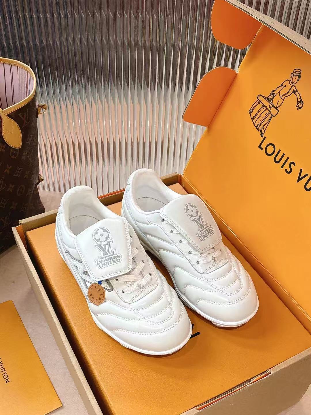 NO:651883,Focus on good quality - top product, milky white real shot - 171V Murakami Takashi football shoes, same style for men and women, Wan style production, good products from big manufacturers, original and accurate CP!  The shoe shape is infinitely close, made with fine craftsmanship. The fabric is original leather mixed sheepskin, and the lining is also mixed sheepskin, with a delicate feel. Private model outsole TPU Size female 35-40 (40, 41 customized, non-returnable) Male 39-45 (45 customized, non-refundable), casual shoes/sports shoes, sneakers, sheepskin19860909专注好品质——顶级出品 奶白实拍——171V 村上隆足球鞋 男女同款  莞式出品,大厂好货播放 原版精准CP！鞋型无限接近,精细工艺制作 面料原版皮混种羊皮,内里也是混种羊皮,手感细腻,私模大底TPU Size女35-40（40、41定做不退换） 男39-45（45定做不退换）,休闲鞋/运动鞋,sneakers,sheepskin,Women's Shoes