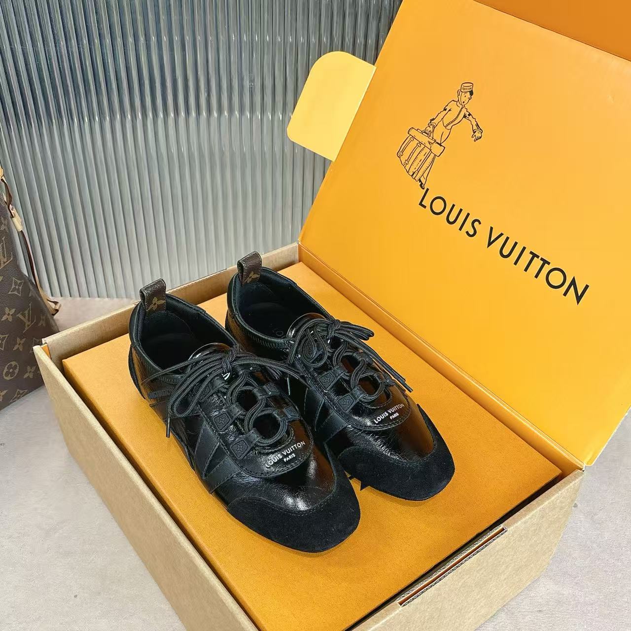 NO:651893,Hardware Accessories 30 Focus on good quality - top product Black Laohua real shot - 171V Sneakerina Dexun shoes ballet dance sneakers original accurate CP!  The shoe shape is infinitely close, and the best product comes out. The fabric is made of suede/sheepskin/sequins, the lining is breathable and comfortable mesh, and the foot pads are cowhide. The foot pads are removable, and the original method is the same as the double foot pads!  Original TPU outsole Size 35-42 (40/41/42 customized, non-returnable) Gift box packaging/original mesh bag, casual shoes/sports shoes, sneakers, cowhide, sheepskin, chamois leather19860909五金配件30 专注好品质——顶级出品 黑老花实拍—— 171V Sneakerina 德训鞋芭蕾舞蹈运动鞋   原版精准cp！鞋型无限接近,好货出 面料采用麂皮/羊皮/亮片,内里透气舒服网布,垫脚牛皮,垫脚可以拆卸,原版一致做法双垫脚！原版TPU大底 Size35-42（40/41/42定做不退换） 礼品盒包装配套/原版网布袋,休闲鞋/运动鞋,sneakers,cowhide,sheepskin,chamois leather,Women's Shoes