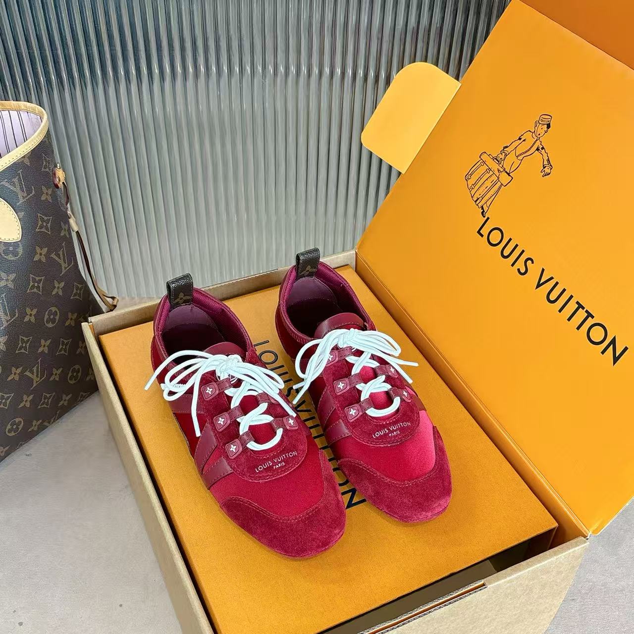 NO:651948,Hardware Accessories 30 Focus on good quality - top product Black Laohua real shot - 171V Sneakerina Dexun shoes ballet dance sneakers original accurate CP!  The shoe shape is infinitely close, and the best product comes out. The fabric is made of suede/sheepskin/sequins, the lining is breathable and comfortable mesh, and the foot pads are cowhide. The foot pads are removable, and the original method is the same as the double foot pads!  Original TPU outsole Size 35-42 (40/41/42 customized, non-returnable) Gift box packaging/original mesh bag, casual shoes/sports shoes, sneakers, cowhide, sheepskin, chamois leather19860909五金配件30 专注好品质——顶级出品 黑老花实拍—— 171V Sneakerina 德训鞋芭蕾舞蹈运动鞋   原版精准cp！鞋型无限接近,好货出 面料采用麂皮/羊皮/亮片,内里透气舒服网布,垫脚牛皮,垫脚可以拆卸,原版一致做法双垫脚！原版TPU大底 Size35-42（40/41/42定做不退换） 礼品盒包装配套/原版网布袋,休闲鞋/运动鞋,sneakers,cowhide,sheepskin,chamois leather,Women's Shoes