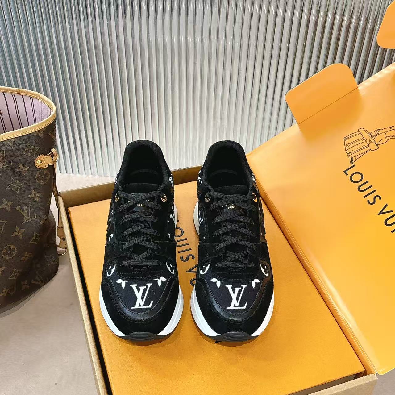 NO:817638,The Neo Run Away sneakers, available in 12 colors on the new official website, renew the RunAway series with mixed materials such as Monogram canvas, and use the original wedge outsole and hidden insole to convey a trendy attitude. The Louis Vuitton logo is engraved on the back, and the LV Circle logo pops up on the side. Design details · Mixed materials Hidden insole (2cm/0.8 inches) Rubber outsole Louis Vuitton logo on the tongue LV Circle logo on the side  The Louis Vuitton logo is engraved on the back and eyelets. The sole is decorated with Damier pattern. Size 35~41, casual shoes/sneakers, louis vuitton, louis vuitton, sneakers19860909上新官网12色齐本款 Neo Run Away运动鞋以Monogram帆布等混合材质焕新RunAway系列,借原版的坡跟外底和隐藏式鞋垫传递潮流态度.后帮镂刻路易威登标识,侧面跃现LV Circle标识. 设计细节 · 混合材质 隐藏式鞋垫 (2厘米/0.8英寸) 橡胶外底 鞋舌饰有路易威登标识 侧面饰有LV Circle 标识 后帮和孔眼镂刻路易威登标识 鞋底凸纹饰有Damier 图案 码数35～41,休闲鞋/运动鞋,louis vuitton,louis vuitton,sneakers,Women's Shoes