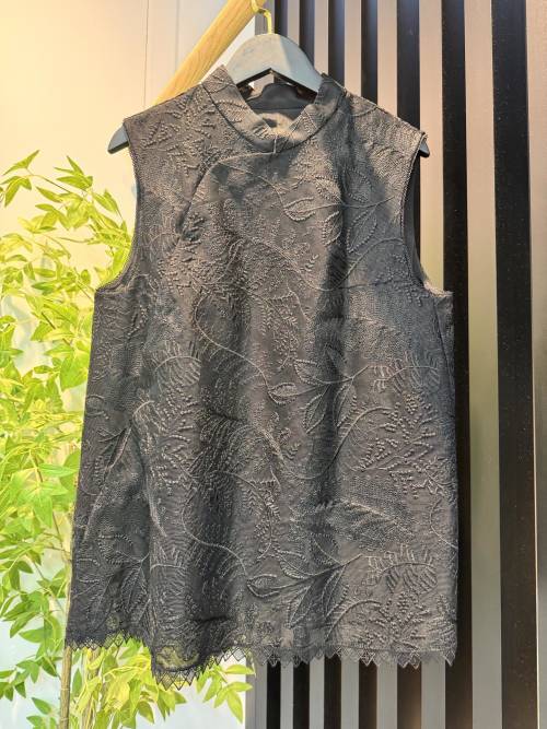 Elegant Sleeveless Lace Top with Mandarin Collar, Silk Lining, Chic Style 1 Elegant Sleeveless Lace Top with Mandarin Collar, Silk Lining, Chic Style