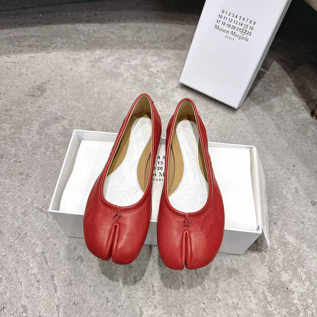 NO:814793,||Margiela Classic Ballet Split-Toe Shoes are full of details ~ the shape of the shoe is more three-dimensional ~ elegant and slender ~ the font mouth ~ is more heel-covering ~ the wrapping feeling is very good ~ the upper foot is very soft and easy to wear ~ fashionable and elegant ~ invincible and versatile ~ casual and formal ~ commuting and shopping ~ very high-end when worn casually ~ fashionable and foreign ~ the number of heads turns... The upper is imported vegetable tanned lambskin from Italy, and the lining is apricot mixed sheepskin ~ soft, sweat-absorbent ~ breathable and comfortable  Exclusive original outsole 1:1 customized in Italy, imported grade A leather outsole 35, 36, 37, 38, 39, 40, split-toe shoes, masion margiela, sheepskin, Leather soles19860909||马吉拉万年经典芭蕾舞分趾鞋 细节感拉满～鞋型更具立体感～秀气显修长～字型鞋口～更跟脚包脚～包裹感非常好～上脚巨软巨好穿～时尚优雅～无敌百搭～休闲正式～通勤逛街～随便穿搭就很高级～时髦洋气～回头率爆表…… 鞋面意大利进口植鞣小羊皮 内里杏色混种羊皮～柔软吸汗～透气舒适 大底独家原版1:1定制意大利,进口A级真皮大底 35、36、37、38、39、40,分趾鞋,masion margiela,sheepskin,Leather soles,Women's Shoes