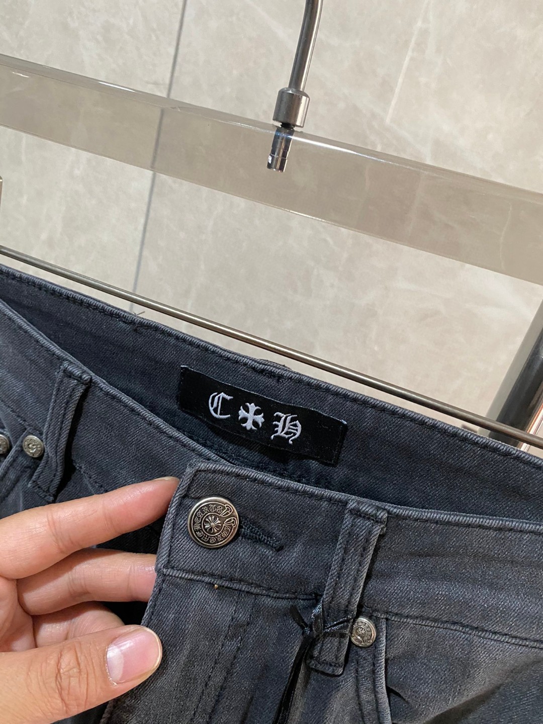 P270,CH克罗🌟25SS新款重工水洗棉质混纺牛仔裤,男士经典马蹄花皮标梵文元素装饰百搭牛仔裤,贸易公司渠道稀出,领先官网发售!来自CH家族春夏最新系列,原汁原味的经典牛仔裤装,经典丹宁牛仔面料+品牌标志性马蹄花元素,给你最熟悉的配方!
本款牛仔裤选用了客供优质95%棉+5%氨纶,水洗棉质混纺牛仔布面料制成,面料手感柔软不失筋骨感,带有横向拉伸弹力,面料紧密有致,贴身穿着不会紧绷,让你穿着既修身又不会宽松,恰到好处的得体!衣身纽扣、后腰皮标与后兜上均点缀品牌最经典的品牌梵文马蹄花元素,非常的具有吸睛度,提升裤装整体的时尚感与逼格感!修身直筒的俐落版型,整体上身效果简单实穿,喜欢的不要错过!
黑灰色/28-36,无35
尺寸参考:
30码/腰围74cm,臀围88cm,裤长102cm