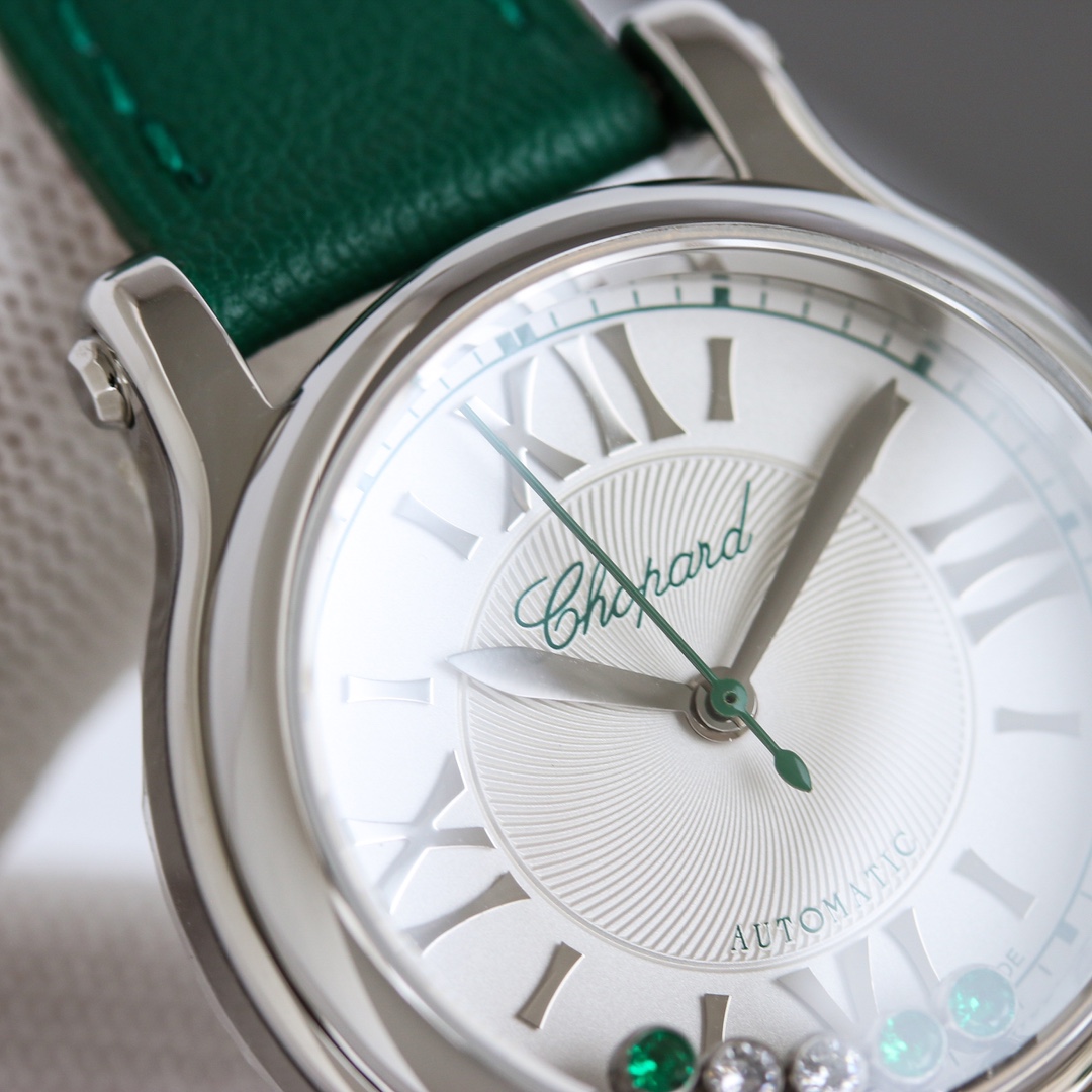 萧邦全新限量款全新的快乐钻happySport系列33mm限量款款白色玑镂饰纹表盘搭配醒目的绿色小秒针表