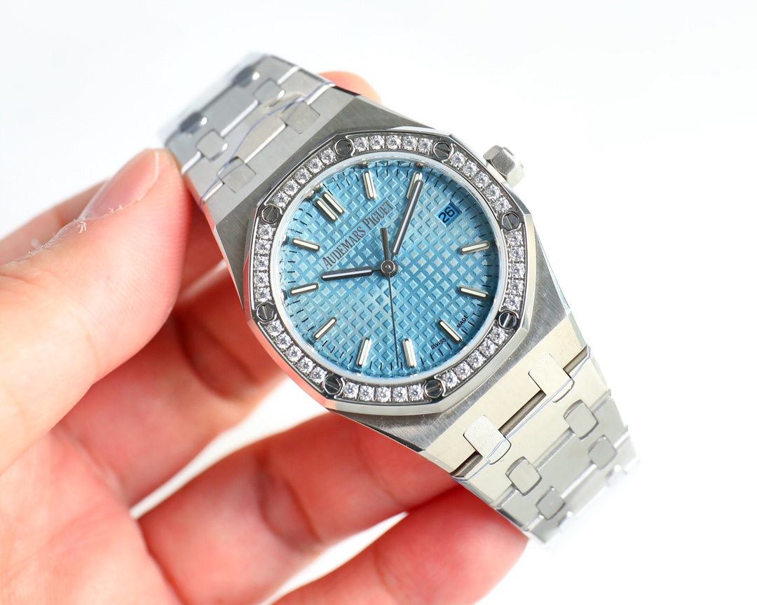 NO:142747,Produced by TW, White Shell, All Rose, Diamond 50, the latest women's AP Audemars Piguet Royal Oak Series 77350 77351 model mechanical watch!  34mm in diameter. Equipped with Calibre 5800 automatic winding movement, the rose gold automatic rotor (zero fault) is specially designed in this style!  The new case is paired with an anti-glare sapphire crystal mirror. The dial has clear details and is matched with fluorescent three-dimensional needles. It is filled with imported luminous and longer. Each detail of the steel belt ensures that it matches the authentic product, and the most humane benchmarking of the authentic head cushion. All parameters and materials are scanned and polished!  Reappear the legend!  Deliver a different kind of elegant style for the wearer!  The best luxury recommendation for gifts, please recognize TW exclusive quality, audemars19860909TW出品 白壳 间玫 全玫 钻50 最新女款AP 爱彼皇家橡树系列77350 77351型号机械腕表！直径34mm.搭载Calibre 5800自动上链机芯,采用该款式特别设计的玫瑰金自动摆陀（零故障）！全新表壳搭配防炫目蓝宝石水晶镜面.表盘格纹细节清晰,搭配荧光立体表针,采用进口夜光填充,更持久.钢带每个细节确保吻合正品,最人性化的对标正品头粒缓冲. 所有参数、材质皆采用正品扫描打磨而成！再现传奇！为佩戴者演绎出别样的优雅格调！送礼最佳奢华推荐请认准TW独家品质,,audemars,Watch