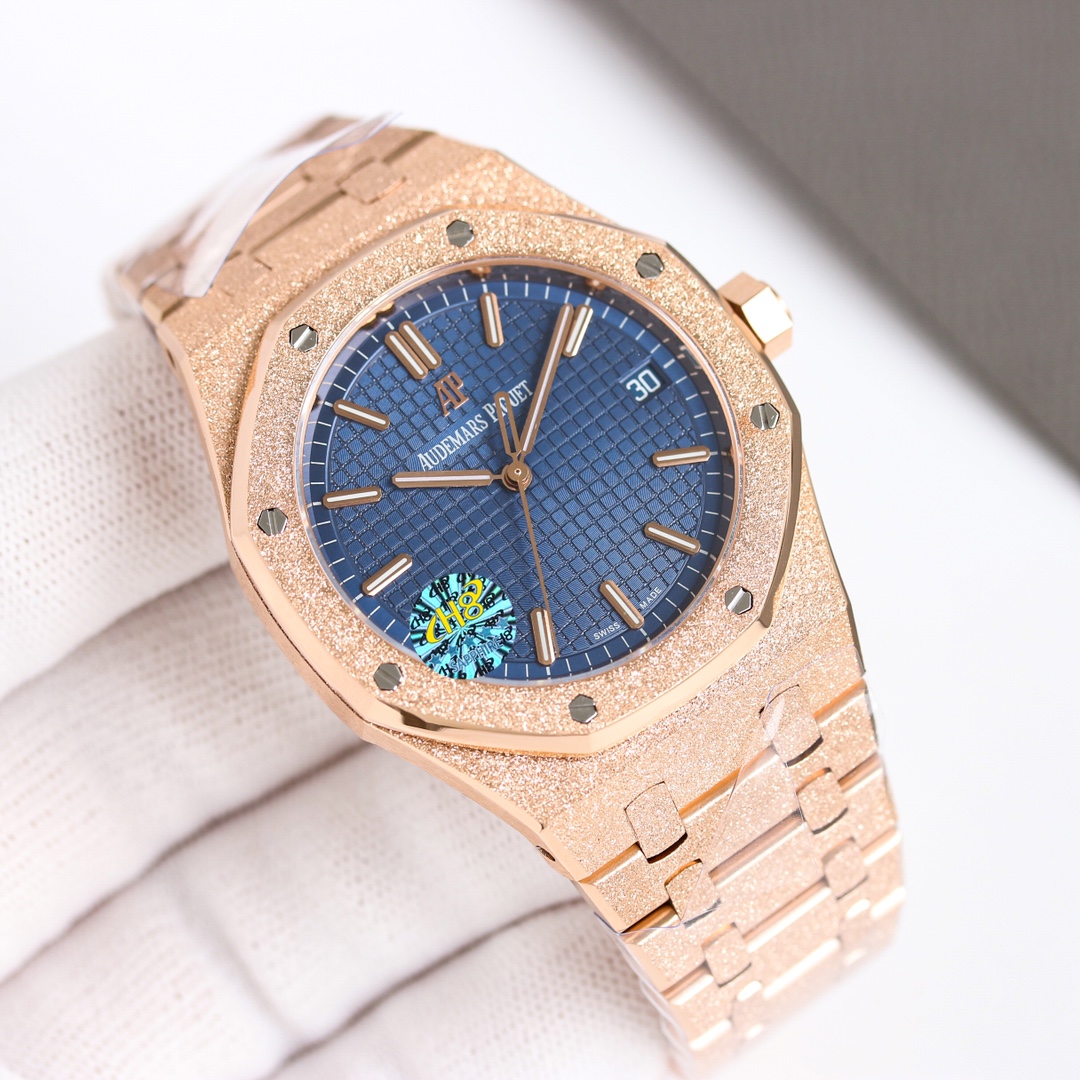 NO:944677,Produced by TW White Frost Rose Frost TW Factory 41mm Audemars Piguet AP Royal Oak Frost Gold Edition PG3 is shockingly launched. The redundant part of the movement deck is removed to make it more hollow - achieving the pinnacle of steel watches - demonstrating strength to defend the title of 'steel' king!  [6 subtleties] 1. The authentic product is disassembled and the size is 41X10.4 mm, which is consistent with the original product!  2. Perfectly restore every detail of the genuine watch case, showing the original 'edges and corners'  'Strong and courageous' masculine temperament. 3. The workmanship of the steel belt is impeccable, which is better than any steel belt watch on the market. The tightness of the 'buffer belt' connecting the steel belt head and the watch head is exactly the same as the original one. 4. The automatic rotor's  Paying tribute to the original, it is the only version on the market that has the same color as the original (general versions on the market are reddish) and the ap family emblem is uniquely carved on it. 5. Break the concept of plywood and use the movement to change the Audemars Piguet CAL.4302 all-in-one machine!  More stable, better, and more real. 6. The 'biscuit texture' of the dial is three-dimensional and full, full of energy!  It is definitely not the soul-destroying experience of an ordinary small factory. The experience is exquisite and the feeling is different!  The best luxury gift recommendation, please look for the exclusive quality of TW factory, audemars19860909TW 出品 白霜 玫霜  TW Factory 41mm爱彼 AP 皇家橡树霜金版PG3震撼上线剔除机芯甲板多余部分,使之变得更加镂空——成就钢表巅峰—— 实力演绎 卫冕“钢”王！【6大精妙之处】1.正品拆解开模,尺寸为41X10.4毫米与正品一致！2.完美还原正品表壳的每一处细节,尽显正品“棱角分明 坚毅果敢”的阳刚气质.3.钢带的做工无可挑剔,比市面上任何钢带表做工均要更上一层楼,钢带头粒和表头衔接的“缓冲带”的松紧程度与正品一模一样.4.自动陀的与原装致敬,是市面唯一做到颜色于原装一致的版本（市面一般版本均偏红）其上的ap族徽雕刻独一无二.5.打破夹板概念,采用机芯改爱彼CAL.4302一体机！更稳定,更优秀,更真实.6.表盘的“饼干纹理”立体饱满,精神抖擞！绝非普通小厂一般失魂落魄.体验精妙 感受不同！送礼最佳奢华推荐请认准TW厂独家品质,,audemars,Watch