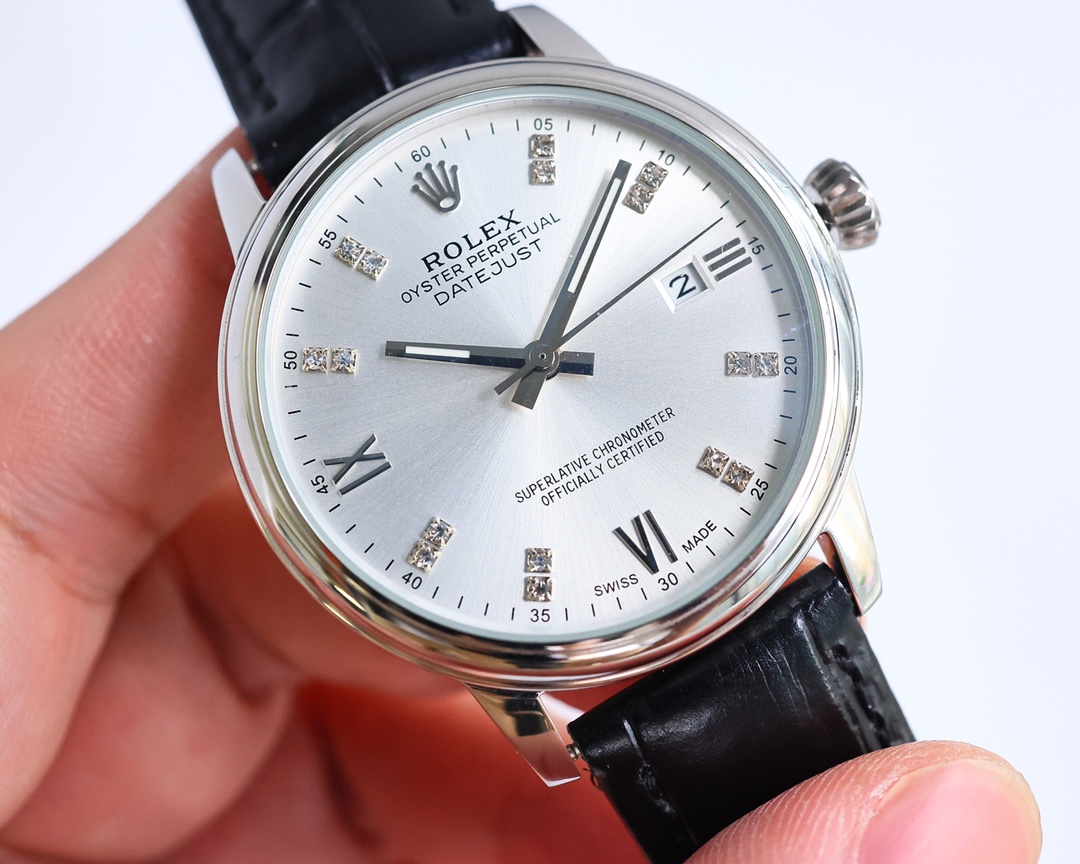 白壳750 金壳800
2️⃣0️⃣2️⃣4️⃣最新款🔥🔥劳力士ROLEX（实拍图）商务系列手表，全表采用316L精钢，高档大气！316L精钢打造完美多边形弧度表壳！搭配进口蓝宝石玻璃，意大利防水皮带，原装针扣！！！搭载原装进口全自动机械機芯8215（零返修） ，直径尺寸40mm 深度防水。 产品实物光泽手感更佳精湛  字盘刻度栩栩如生  壳套工艺都是宗师级别轻身检验 加上新时代机器高技锻造  上手震撼尊贵非凡  ！！     欢迎转载！