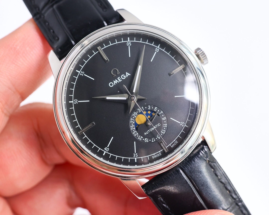 NO:389081,White Shell Gold Shell [Store is the main hot model] ②④ Beat Mega Butterfly Series Men's Watch.  The watch moon phase series is more beautifully combined with the 6-character calendar and the sun, moon and star phases that are popular among watch friends. Whether it is the classic and timeless dial design or the cool multilateral lines carved in stainless steel or rose gold, it is no exception. It also uses the Swiss ETA2824-6 movement, with a large moon phase of the function 6-character calendar, with a diameter of 40. Sapphire glass, Italian calfskin, original pin buckle., cowhide19860909白壳 金壳【店家主推爆款】②④殴米茄蝶飞系列男士腕表．腕表月相系列,更唯美的结合了6字位日历与被表友热捧的日月星相,无论是经典隽永的表盘设计,还是以精钢或玫瑰金雕凿的炫酷多边线条都不例外.更采用了瑞士ETA2824一6机芯 ,功能6字位日历大月相,表径40.蓝宝石玻璃.意大利小牛皮.原装针扣.,,cowhide,Watch