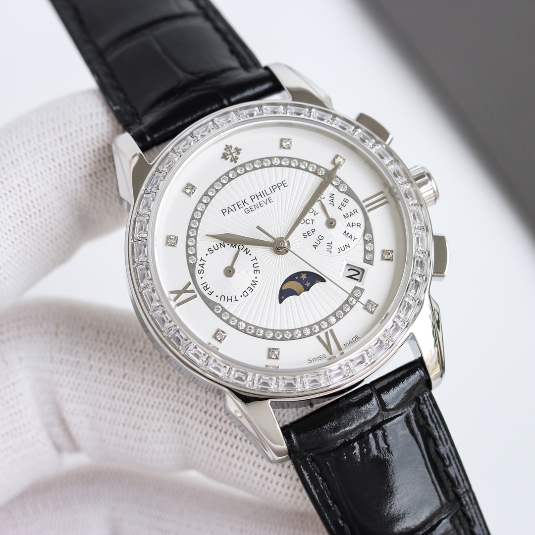 NO:726106,Produced by TW, white case and gold case, TW Factory Patek Philippe complex series six-pin men's watch [love] popular PG6 multi-function watch!  1 Equipped with an original imported mechanical watch with day, month and moon phase kinetic energy function movement!  2. The dial uses classic and exclusive inner shadow light tiles as scales to further show the luxurious temperament of this watch [呲呲] 3. The belt is made of imported square scale cowhide strap!  4. The watch mirror adopts double sapphire mirror!  5 see-through bottom cover!  6 Diameter 41 mm, thickness 11 mm!  The watch function integrates day/month/date/moon/sun and other functions into one. It is the true standard of the best men's business watch!  A representative work of high-end watches!  Produced with honor, the reputation of being distinguished is reflected in the details, which reveal the nobleness of men, excellent taste, great craftsmanship and grandeur that is comparable to the original products!  Factory quality!  Welcome to reprint!  For the best luxury gift recommendations, please look for TW’s exclusive quality, patek philippe, cowhide19860909TW 出品 白壳 金壳 TW Factory 百达翡丽Patek Philippe 复杂系列六针男表[爱心]爆款PG6 多功能腕表！ 1搭载原装进口星期月份月相动能功能机芯机械表！ 2表盘上采用经典独家内影灯砖作为刻度更显示出这款腕表的华贵气质[呲牙] 3皮带采用进口方形鳞纹牛皮表带！ 4表镜采用双卜蓝宝石镜面！ 5透视底盖！ 6直径41毫米,厚度11毫米！ 腕表功能汇集星期/月份/日期/月亮/太阳等功能于一身,最佳男士商务腕表真正的标配！为高端腕表的代表之作！ 荣誉出品 尊贵彰显之美誉细节之处透露男士高贵,品位十分,匠心巨制 大气媲美原装货！大厂品质！欢迎转载！送礼最佳奢华推荐请认准TW独家品质,,patek philippe,cowhide,Watch