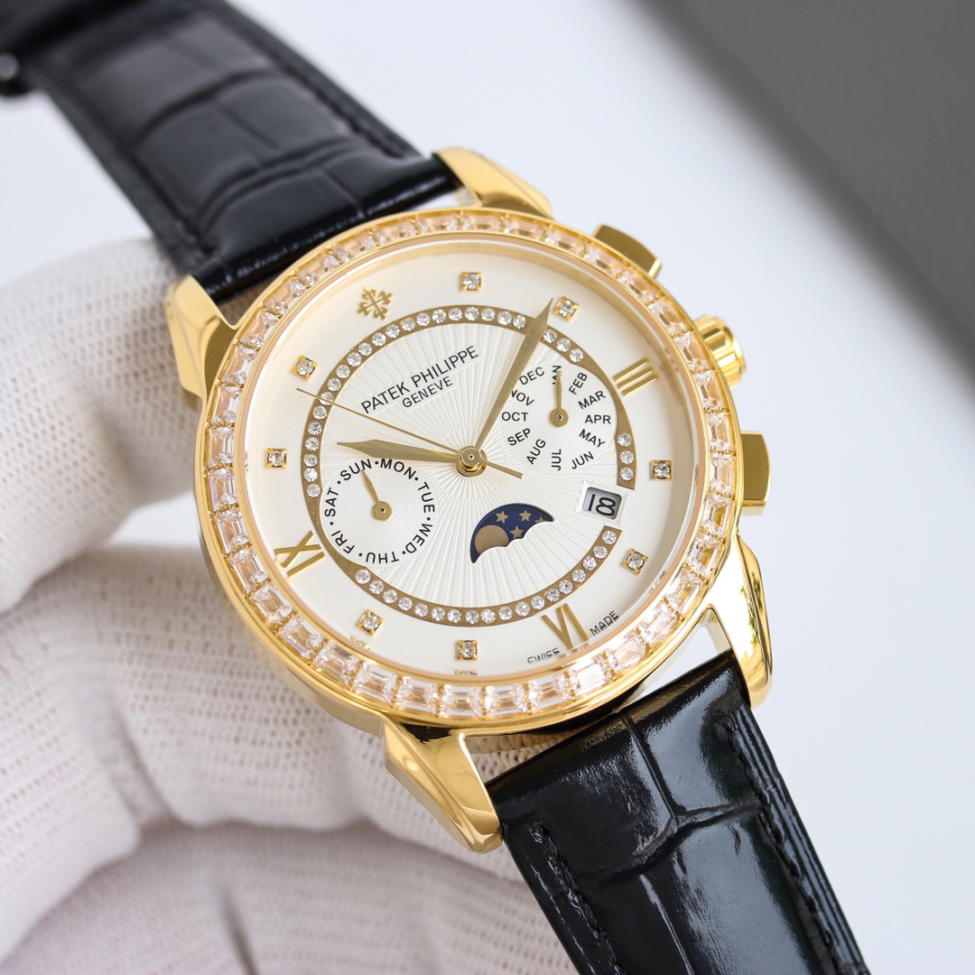 NO:726048,Produced by TW, white case and gold case, TW Factory Patek Philippe complex series six-pin men's watch [love] popular PG6 multi-function watch!  1 Equipped with an original imported mechanical watch with day, month and moon phase kinetic energy function movement!  2. The dial uses classic and exclusive inner shadow light tiles as scales to further show the luxurious temperament of this watch [呲呲] 3. The belt is made of imported square scale cowhide strap!  4. The watch mirror adopts double sapphire mirror!  5 see-through bottom cover!  6 Diameter 41 mm, thickness 11 mm!  The watch function integrates day/month/date/moon/sun and other functions into one. It is the true standard of the best men's business watch!  A representative work of high-end watches!  Produced with honor, the reputation of being distinguished is reflected in the details, which reveal the nobleness of men, excellent taste, great craftsmanship and grandeur that is comparable to the original products!  Factory quality!  Welcome to reprint!  For the best luxury gift recommendations, please look for TW’s exclusive quality, patek philippe, cowhide19860909TW 出品 白壳 金壳 TW Factory 百达翡丽Patek Philippe 复杂系列六针男表[爱心]爆款PG6 多功能腕表！ 1搭载原装进口星期月份月相动能功能机芯机械表！ 2表盘上采用经典独家内影灯砖作为刻度更显示出这款腕表的华贵气质[呲牙] 3皮带采用进口方形鳞纹牛皮表带！ 4表镜采用双卜蓝宝石镜面！ 5透视底盖！ 6直径41毫米,厚度11毫米！ 腕表功能汇集星期/月份/日期/月亮/太阳等功能于一身,最佳男士商务腕表真正的标配！为高端腕表的代表之作！ 荣誉出品 尊贵彰显之美誉细节之处透露男士高贵,品位十分,匠心巨制 大气媲美原装货！大厂品质！欢迎转载！送礼最佳奢华推荐请认准TW独家品质,,patek philippe,cowhide,Watch
