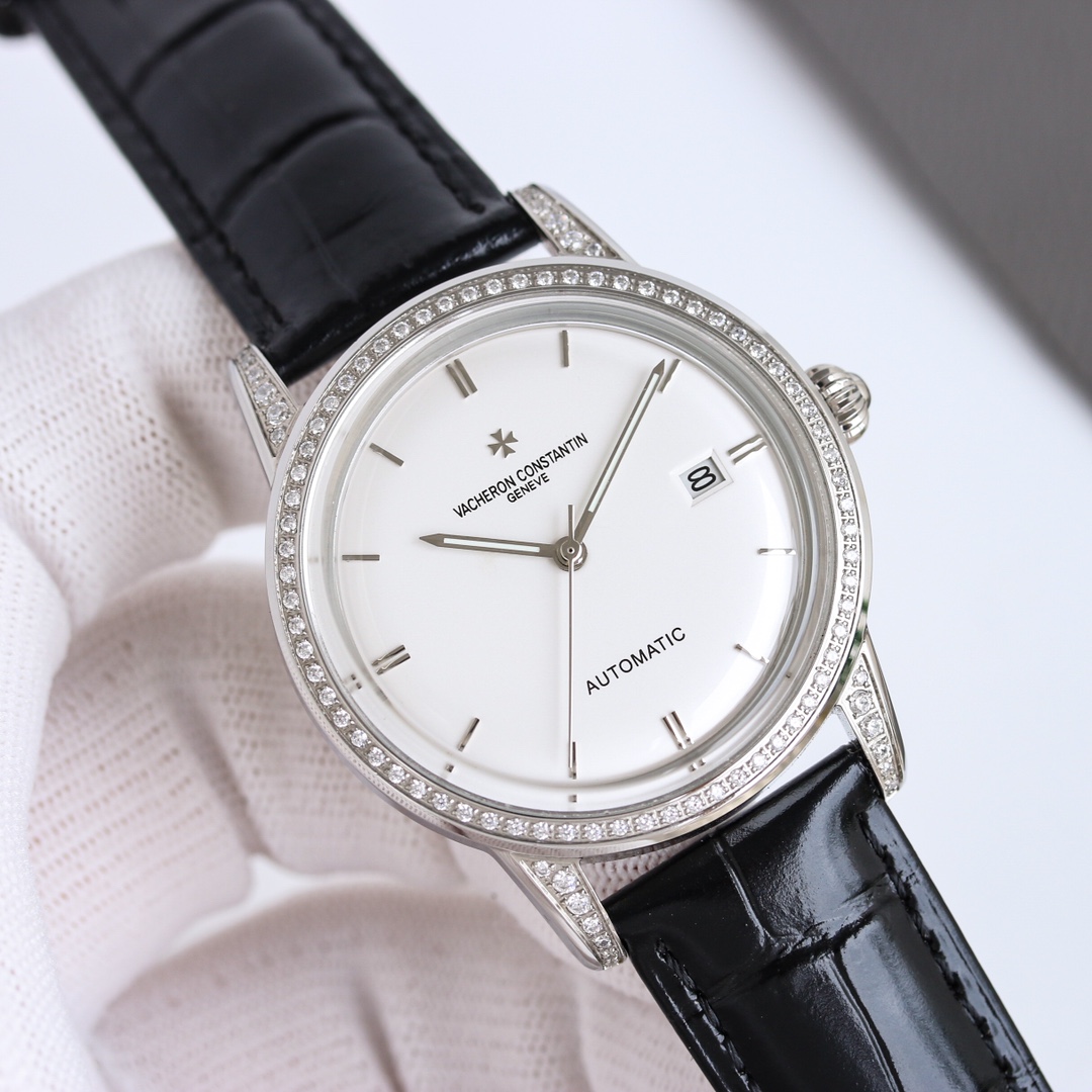 NO:617663,Produced by TW, white shell, gold shell, TW Factory·Hot-sale recommended Vacheron Constantin P pot lid glass VC, taste the classic beauty of Vacheron Constantin Heritage series watches!  The TW watchmaker team spent 8 months carefully designing, daring to be the first, and striving for perfection. The style adopts the original movement, with a vibration frequency of 28,800 times per hour, and zero repair quality. The TW factory exclusively develops the shell case and the exclusive pot lid glass material!  40mm in diameter, super 3D three-dimensional effect, ultra-thin craftsmanship. The classic exclusive inner shadow is used as a scale on the style dial, which further shows the luxurious temperament of this watch. The style is matched with Italian cowhide to make the wrist more fit and comfortable. Vacheron Constantin, the watch you will eventually own. For the best luxury gift recommendations, please look for TW exclusive quality, vacheron, cowhide19860909TW 出品 白壳 金壳 TW Factory·爆款推荐 江诗丹顿Vacheron constantin P锅盖玻璃 VC 经典之美品鉴江诗.丹顿传袭系列腕表！TW制表师团队历时8个月精心设计,敢为人先,力求完美 款式采用原装机芯,每小时振频28800次,零返修质量 TW厂独家研发壳套,独家的锅盖玻璃材质！直径40mm,超强3D立体感,超薄工艺 款式表盘上采用经典独家内影作为刻度,更显示出这款腕表的华贵气质.款式搭配意大利牛皮让手腕更贴合舒适 江诗丹顿,你终将拥有的腕表 送礼最佳奢华推荐请认准TW独家品质,,vacheron,cowhide,Watch