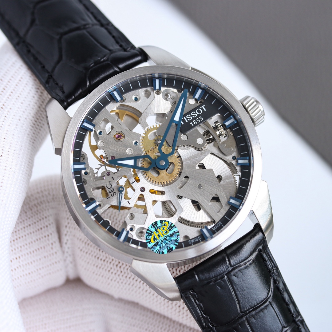 统一价：1300 TW台湾厂 天梭天匠镂空系列 V3版本 改进机芯放射纹路，改进甲板镀层颜色，增加6497ETA钢印。产品透过蓝宝石水晶玻璃表镜，可以看到五条犹如车辐般的线条从表盘中央向外发散，又像是一轮精美的风车。这款镂空腕表的每一个微小的细节设计都传递了独特的设计美感。指针和刻度采用优雅的蓝色，与镂空机芯十分相配，让读时更加清晰便捷又充满乐趣。腕表表壳采用坚韧的316L精钢材质打造，表面经过拉丝效果处理，呈现出动人的质感。表径43毫米，厚12毫米。表盘独特的细节设计为佩戴者们带来了古典而不失现代感的体验，镂空的表盘是一场工艺的考验，也是一种非凡的视觉享受。