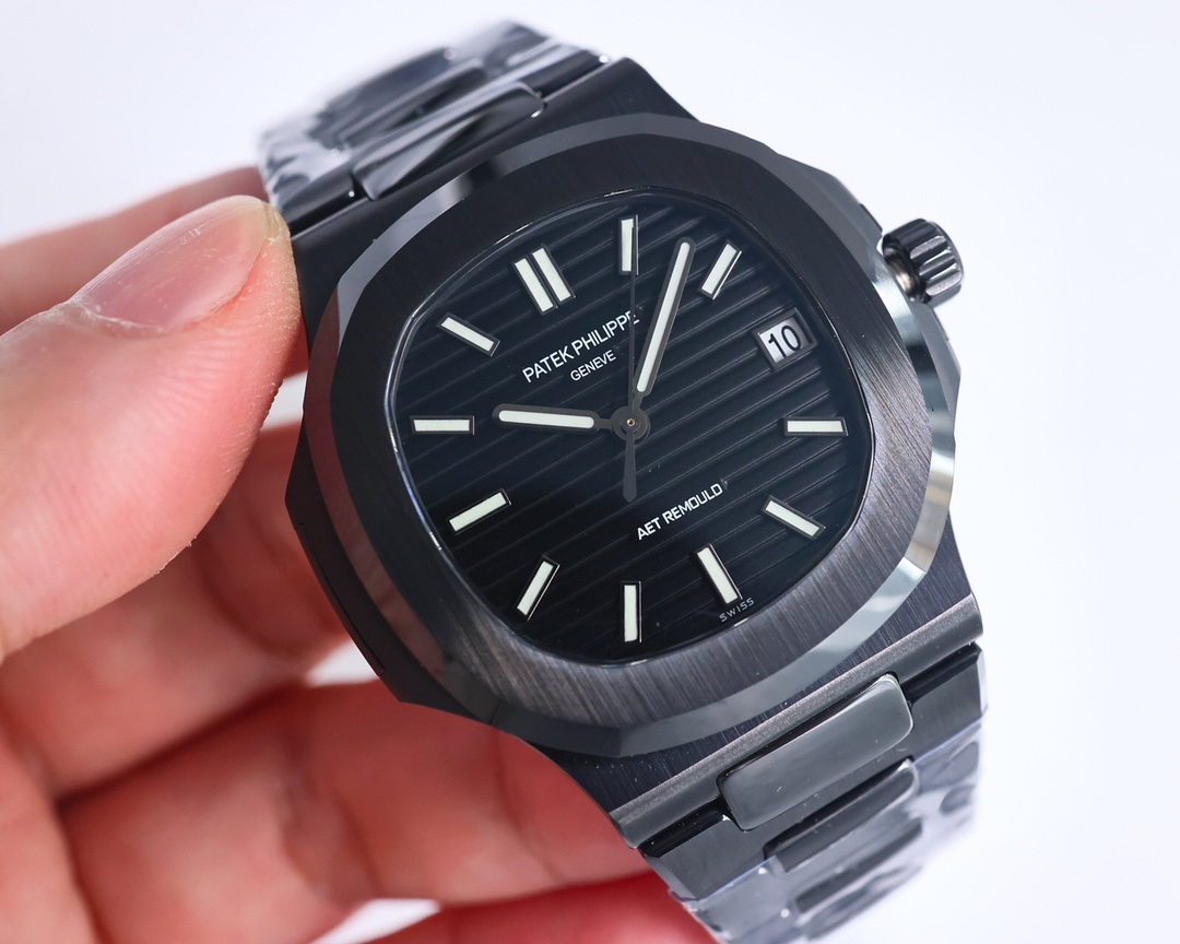 统一价：2700
『AET 全陶瓷 9015机 Tiffany 5711鹦鹉螺』          【 PATEK PHILIPPE 】百达翡丽    陶瓷制作表壳与表带，已经赢得了一大波欢心和满满的期待，整体感觉：自然、高极，极致色调，应该说男女老少皆喜的一款，确实让人怦然心动！

它是一款年轻自然，特别适合夏天的腕表。除了表盘颜色别具一格外，淡雅质感的表壳与表盘匹配，更呈现出浑然一体的视觉享受。

 德国高级手表改装品牌AET REMOULD新作的百达翡丽5711，在于表盘配色上大做文章，灵感源于各地著名自然景色，让人无限遐想，散发出自然优雅的气息，让人一种清新宁静的感受。

表款系列经典元素完整保留，视觉简洁利落，色调新颖别致，赋予5711大三针截然不同的新样貌。