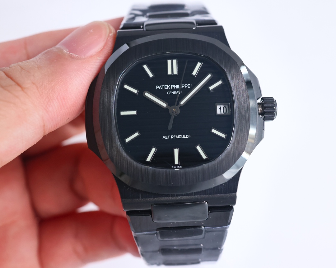 统一价:2700
『AET 全陶瓷 9015机 Tiffany 5711鹦鹉螺』 【 PATEK PHILIPPE 】百达翡丽 陶瓷制作表壳与表带,已经赢得了一大波欢心和满满的期待,整体感觉:自然、高极,极致色调,应该说男女老少皆喜的一款,确实让人怦然心动!
它是一款年轻自然,特别适合夏天的腕表。除了表盘颜色别具一格外,淡雅质感的表壳与表盘匹配,更呈现出浑然一体的视觉享受。
德国高级手表改装品牌AET REMOULD新作的百达翡丽5711,在于表盘配色上大做文章,灵感源于各地著名自然景色,让人无限遐想,散发出自然优雅的气息,让人一种清新宁静的感受。
表款系列经典元素完整保留,视觉简洁利落,色调新颖别致,赋予5711大三针截然不同的新样貌。