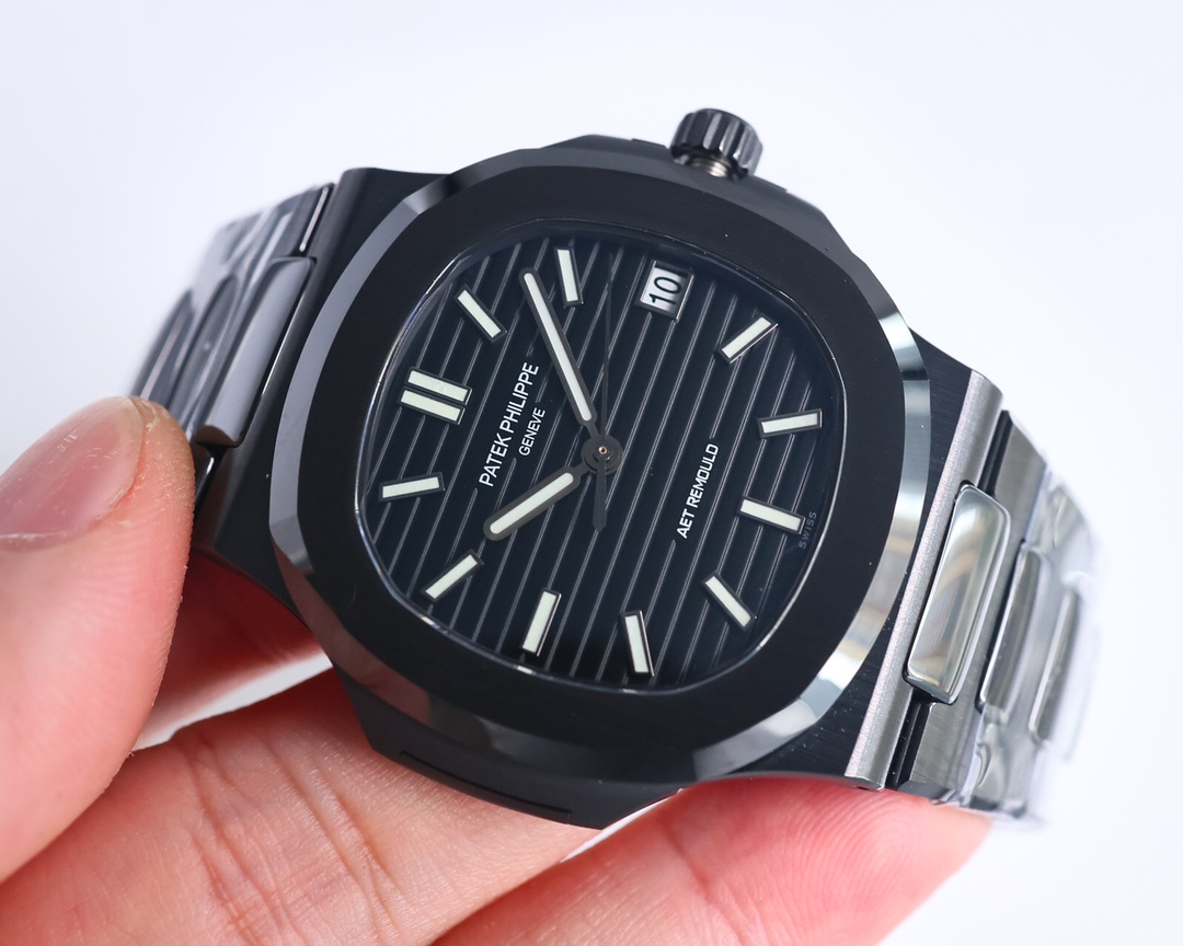 统一价:2700
『AET 全陶瓷 9015机 Tiffany 5711鹦鹉螺』 【 PATEK PHILIPPE 】百达翡丽 陶瓷制作表壳与表带,已经赢得了一大波欢心和满满的期待,整体感觉:自然、高极,极致色调,应该说男女老少皆喜的一款,确实让人怦然心动!
它是一款年轻自然,特别适合夏天的腕表。除了表盘颜色别具一格外,淡雅质感的表壳与表盘匹配,更呈现出浑然一体的视觉享受。
德国高级手表改装品牌AET REMOULD新作的百达翡丽5711,在于表盘配色上大做文章,灵感源于各地著名自然景色,让人无限遐想,散发出自然优雅的气息,让人一种清新宁静的感受。
表款系列经典元素完整保留,视觉简洁利落,色调新颖别致,赋予5711大三针截然不同的新样貌。