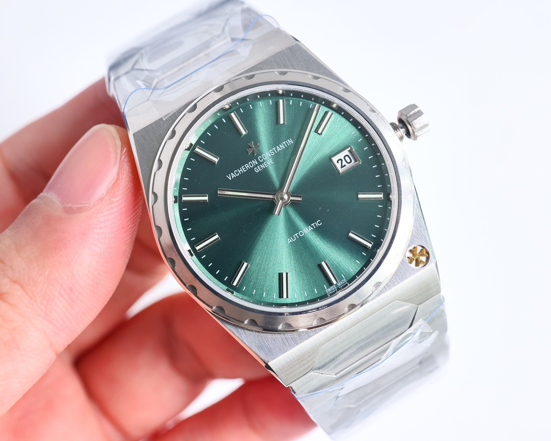 统一价:2150
复古且时髦,深受众多明星追捧——江诗丹顿重新重磅推出历史名作系列标志性豪华运动型腕表以纪念品牌成立222周年。
表壳:尺寸37MM X8MM酒桶形采用三部分结构让整体并不显小,凹槽大齿轮表圈搭配5点钟位置的马耳他十字标志尽显其尊贵气息
表盘:金色.玫瑰金.拉丝银及拉丝灰搭配金属拉丝附有夜光涂层的条形时标及棒状指针,保留最经典的二针
机芯:9015改江诗丹顿自产2455/2机芯。从夹板到钢轮等部件均精工装饰,自动摆坨更是镀有22k黄金并篆刻222字体
表带:采用一体式六边型中央链节让整表更显棱角分明,同时又不失隽永优雅的美感
🎁即日起下单赠送mini版原装表盒一个