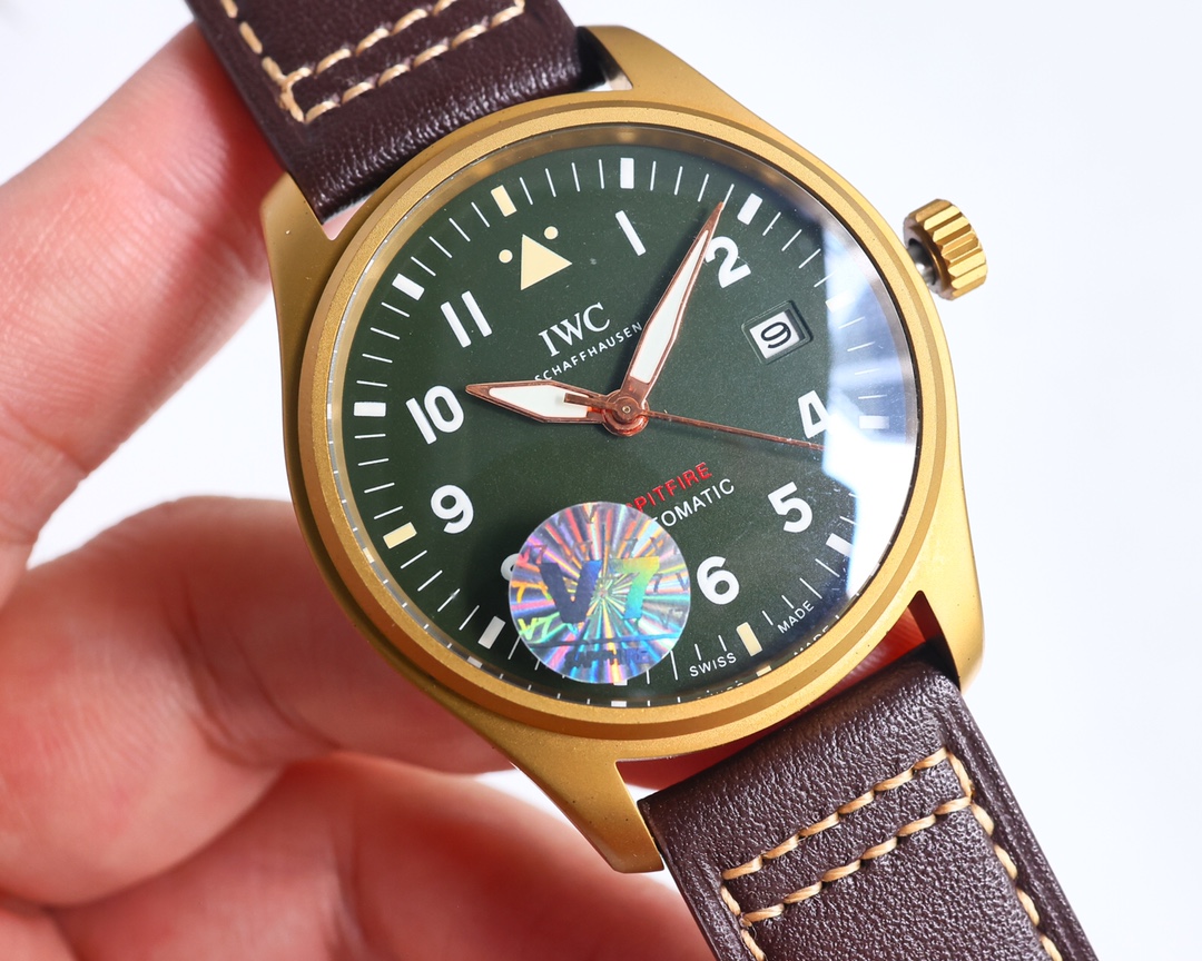 NO:882069,Flat price Bronze Mark 18 Mark 18 Spitfire watch is shocking. Olive green dial, bronze shell, overall wild and sturdy, extraordinary retro!  [Case] The size of the watch is 39mm  Buckle] Brown Italian calfskin strap, with grade 5 titanium IWC classic pin buckle. [Movement] Using the TOP-level 9015 self-winding movement whose structure is basically consistent with the original. A8 shipped,, iwc, cowhide19860909统一价 青铜马克十八 马克18喷火战机腕表震撼出击.橄榄绿盘面,青铜材质外壳,整体狂野彪悍,复古非凡！【表壳】腕表尺寸39mmX10.6mm.与原装一致采用青铜材质,随着岁月境迁,能留下属于自己的特殊痕迹.钛合金底盖,同样镌刻有“喷火战机”图案.栩栩如生,与原装无二.【表带 扣】棕色意大利小牛皮表带,搭配五级钛金属万国式经典针扣.【机芯】采用结构与原装基本吻合的TOP级9015自动上旋机芯.A8出货,,iwc,cowhide,Watch