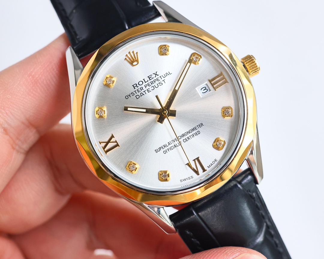 白壳700 金壳750 钻➕50 TW:最新款上市,劳力士日志系列推出,做工精细,品质优越! 采用8215全自动进口机芯,走时精准,表圈采用钨钢材质打造的完美棱角形圈口,表壳釆用316精钢,蓝宝石玻璃镜面,三度防水性能,高端品质,绅士必备。 尺寸:41*10.8mm 将光阴凝集于分秒间 完美,系于不息追求。 以嘹亮的铿锵嗓音,震撼人心。 以印证完美的追求,永恒不息。 劳力士从来没有改变世界,而是把它留给戴它的人 你与男神的差距只差一块劳力士🔥