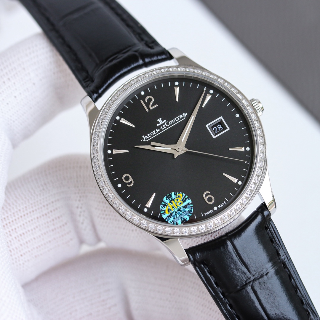 NO:764545,Gold Jaeger-LeCoultre JL Master Ultra-Thin Series has a watch diameter of 40mm (simultaneously genuine). It adopts imported self-winding movement for precise timing and full reliability. The case is made of 316L stainless steel, the front and rear mirrors are made of sapphire crystal glass, and the dial is polished with radial brushed rhodium plating. The tapered hour markers are made of Italian cowhide with original buckles, and the waterproof depth is 50 meters. Recommended for men's mechanical watches.  Carefully create ultra-realistic photo shoots for you,,,jaeger-lecoultre,cowhide19860909金 积家 JL 大师超薄系列 表经尺寸40mm（同步正品） 采用进口自动上链机芯走时精准,可靠性十足.表壳材质316L精钢, 表镜前后采用蓝宝石水晶玻璃,表盘用放射状拉丝镀铑抛.锥形时标 意大利牛皮搭配原装扣,防水深度50米.精致推荐男士机械腕表 为你精心打造超真实实物图拍摄,,,jaeger-lecoultre,cowhide,Watch
