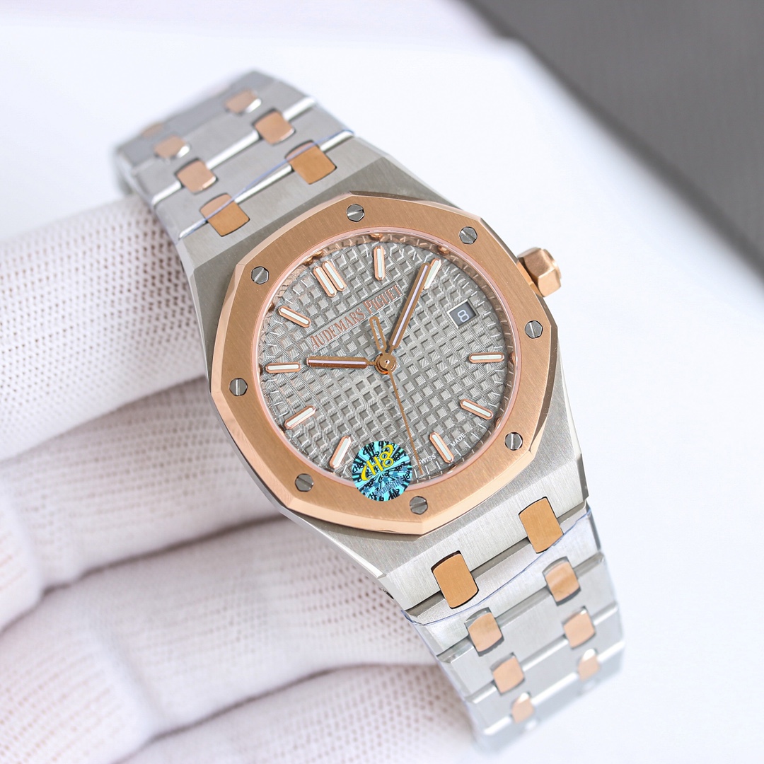 NO:158341,Aperture, Circle Diamond, Latest Women's AP Audemars Piguet Royal Oak Series 77350 77351 Model Mechanical Watch!  34mm in diameter. Equipped with Calibre automatic winding movement, the rose gold automatic rotor (zero fault) is specially designed in this style!  The new case is paired with an anti-glare sapphire crystal mirror. The dial has clear details and is matched with fluorescent three-dimensional needles. It is filled with imported luminous and longer. Each detail of the steel belt ensures that it matches the authentic product, and the most humane benchmarking of the authentic head cushion. All parameters and materials are scanned and polished!  Reappear the legend!  Deliver a different kind of elegant style for the wearer!  ,,audemars19860909光圈 圈钻 最新女款AP 爱彼皇家橡树系列77350 77351型号机械腕表！直径34mm.搭载Calibre 自动上链机芯,采用该款式特别设计的玫瑰金自动摆陀（零故障）！全新表壳搭配防炫目蓝宝石水晶镜面.表盘格纹细节清晰,搭配荧光立体表针,采用进口夜光填充,更持久.钢带每个细节确保吻合正品,最人性化的对标正品头粒缓冲. 所有参数、材质皆采用正品扫描打磨而成！再现传奇！为佩戴者演绎出别样的优雅格调！,,audemars,Watch