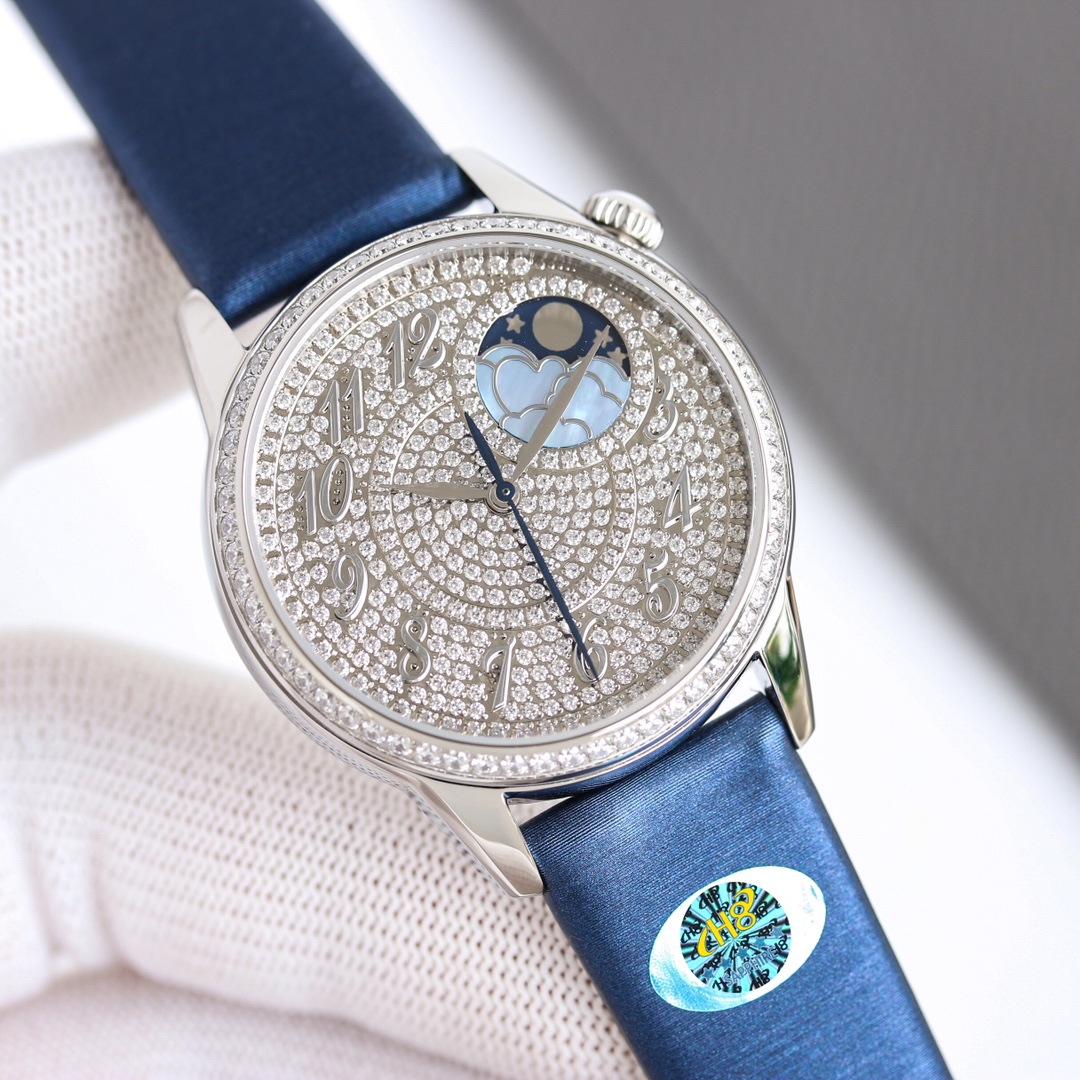 半钻白壳2000 金壳2150
全钻白壳2200 金壳2250
YMS 最新修正升级版 VC 江诗丹顿Egérie 伊灵女神系列 再添新作！沉淀时光雅韵，流转日夜芳华。超薄机械女式腕表延续系列风格！全新乳光表盘以璀璨美钻相饰，褶皱纹饰历经数月调试，运用传统的“织锦(tapestry)”工艺制作而成，📸
⚠️表面  全面镶199颗施华洛世钻。全用手工制作而成，代表爱情永恒久久！[爱心]

⚠️表冠上饰有象征沉稳与静谧的弧形切割月光石，扁圆形状对版官方，闪耀钻石的偏心式圆形表盘以梦幻般的方式展示时间。

⚠️月相款（8005F/000R），精美的珍珠贝母砖雕琢成朵朵白云。

直径37毫米，搭配1088L自动上链机芯，完美呈现月相功能，典雅奢华专为女性鉴赏家倾心打造。江诗丹顿ÉGÉRIE伊灵女神系列，你值得拥有 。🎁送礼最佳奢华推荐💥请认准YMS独家品质📷