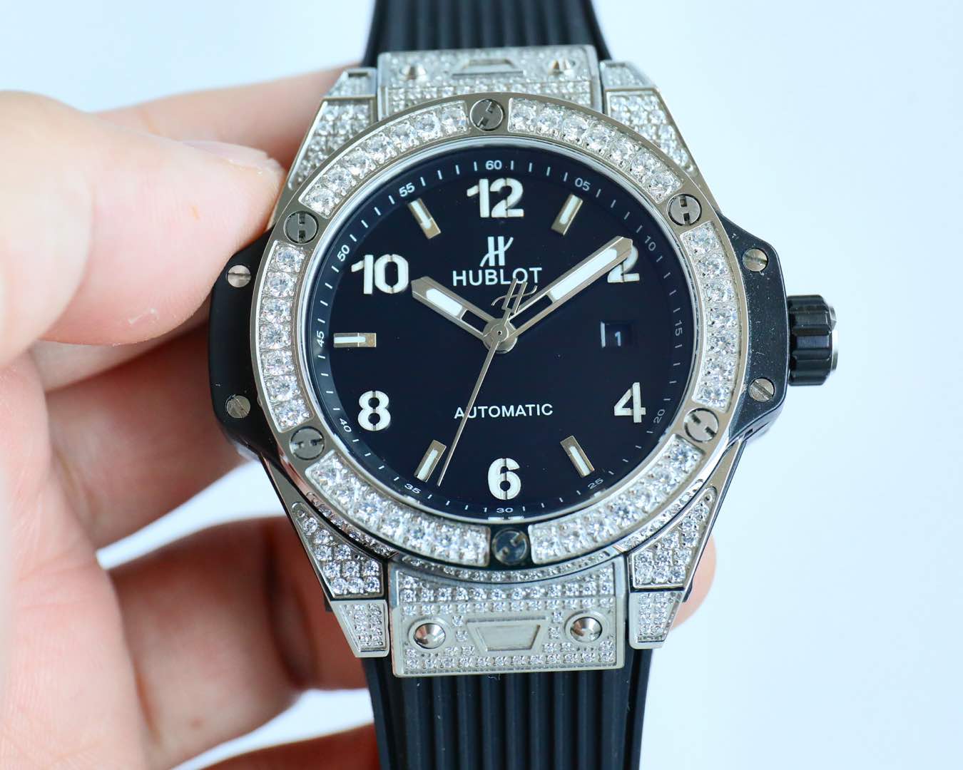 NO:150253,Colorful Diamond HUBLOT Hublot Big Bang stainless steel iridescent diamond watch is good at breaking traditional boundaries and harmoniously integrating different materials. The watch integrates the essence of timepieces and jewelry, and uses the watch to illuminate the freedom of the fashionable shape. The white pacified watch follows the distinctive personality of Hublot's iconic Big Bang watch, and blooms the eye-catching style that dares to break the conventional. The watch uses a fixed bezel, inlaid with dazzling diamonds, and the rhythm of time is played between the wrists. Pure authenticity - expressing the true self who is fearless and dares to love!  Automatic imported fully automatic machinery with diameter 43m/12m charm Max on the market,,,tom ford19860909彩钻 HUBLOT 宇舶表 恒宝Big Bang精钢彩虹彩钻腕表,擅长打破传统疆界,将不同材质和谐融合于一体,腕表将时计与珠宝的精髓相融合,以腕表点亮时尚造型的自由感.白色密镶腕表沿袭了宇舶表标志性Big Bang腕表的鲜明个性,绽放敢于打破常规的瞩目风采.腕表采用固定表圈,镶嵌璀璨美钻,腕间奏响时间韵律.纯粹本真 – 表达无畏敢爱的真我！Automatic进口全自动机械 直径43m/12m魅力Max上市,,,tom ford,Watch