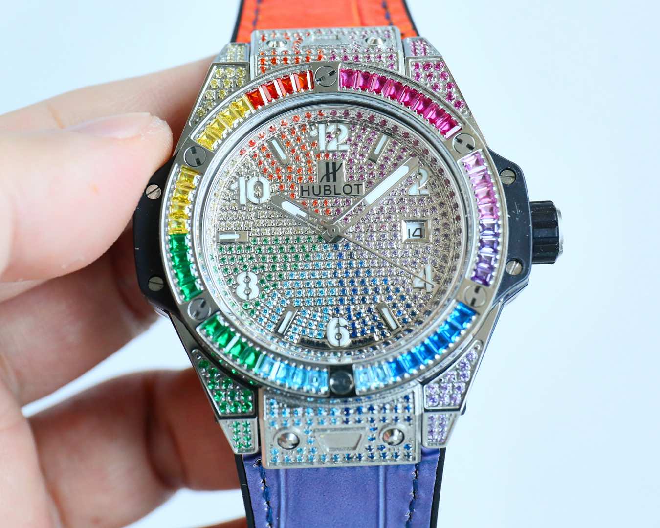 NO:150259,Diamond surface colored diamonds HUBLOT Hublot Hengbao Big Bang stainless steel iridescent diamond watch is good at breaking traditional boundaries and harmoniously integrating different materials. The watch integrates the essence of timepieces and jewelry, and uses the watch to illuminate the freedom of the fashionable shape. The white pacified watch follows the distinctive personality of Hublot's iconic Big Bang watch, and blooms the eye-catching style that dares to break the conventional. The watch uses a fixed bezel, inlaid with dazzling diamonds, and the rhythm of time is played between the wrists. Pure authenticity - expressing the true self who is fearless and dares to love!  Automatic imported fully automatic machinery with diameter 43m/12m charm Max on the market,,,tom ford19860909钻面 彩钻 HUBLOT 宇舶表 恒宝Big Bang精钢彩虹彩钻腕表,擅长打破传统疆界,将不同材质和谐融合于一体,腕表将时计与珠宝的精髓相融合,以腕表点亮时尚造型的自由感.白色密镶腕表沿袭了宇舶表标志性Big Bang腕表的鲜明个性,绽放敢于打破常规的瞩目风采.腕表采用固定表圈,镶嵌璀璨美钻,腕间奏响时间韵律.纯粹本真 – 表达无畏敢爱的真我！Automatic进口全自动机械 直径43m/12m魅力Max上市,,,tom ford,Watch