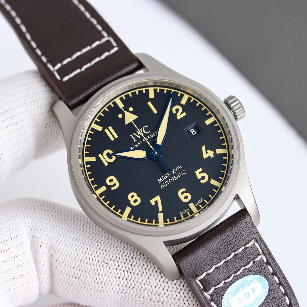 NO:821840,Movement, 2892 movement, Mark series recommended by AOF factory, flagship version, super titanium alloy Mark pilot!  Return of the King. Comparing the true and false in a transparent and transparent manner!  1. AOF spared no expense in purchasing an original mold. It took two years to finally correct all the shortcomings of the existing version on the market. The exclusive anti-fingerprint technology was synchronized with the original version, and the details are lifelike and extremely perfect. 2. Because the material of the AOF titanium alloy mark is different from the steel mark, it is equivalent to developing a new product. All components are copied one by one according to the original, and all materials are synchronized with the original, striving for perfection. The disassembly structure of the entire watch is exactly the same as the original, just like a twin.  3. The literal restoration is perfect. The breakthrough technology of the 12-digit water drop-shaped triangular luminous scale is perfectly presented. The surface color and texture are highly consistent with the original. The calendar font is also perfectly restored. 4. The AOF team has always been rigorous in controlling details. The color of the text, the frosted graininess and the scale effect are impeccable when magnified. Its excellent calendar printing process has not diminished at all and is consistent with the original product. 5. The AOF team still uses the original source and is imported from Japan -  The new Swiss ETA-2892A2 movement has the same structure as the original, and the performance is as good as the original. It is accurate and long-lasting, and there is no need to worry about repairs!  AOF also provides a consumer-friendly version of the imported Japanese Seagull 2892 Stable Edition, whose appearance details are the same as the Swiss version. 6. The shape and size of the handle head, handle core are professionally customized and are simultaneously original. 7. The top case production technology is simultaneously reflected on this titanium mark. Its lines, curvature and polishing are all consistent with the original and remain highly consistent!  8. Both inside and outside, the titanium bottom cover's internal and external engravings, including edge polishing, are all the same as the original ones. They are perfectly interchangeable. 9. The AOF factory's exclusive Mark imported cowhide, its material, workmanship, and wearing feel are synchronized with the original ones, and the texture is authentic. The newly molded titanium metal buckle has a solid foundation for polishing and engraving, making it difficult to distinguish between male and female. 10. Purely imported super luminous display, its luminous color and effect can reach the original level!  Titanium Mark 18, the highest version of AOF, please appreciate it.,,cowhide19860909机芯,2892机芯 AOF厂推荐之马克系列 旗舰版 超级钛合金马克飞行员！ 王者归来. 循例透明化真假对比！ 1.AOF不惜成本单独再购一只原装开模,耗时两年,终可修正市面现有版本的所有不足,独家防指纹技术同步原装,细节上惟妙惟肖,极致完美. 2.AOF钛合金马克由于其材质有别于钢款马克,相当于全新开发了一只新品,所有组件都按照原装逐一复制,所有材料同步原装,力求完美. 整表拆解结构与原装分毫不差,恰如孖生. 3. 字面还原度堪称满分,12位水滴型三角夜光刻度突破性技术完美呈现,表面颜色以及质感均与原装高度契合.日历字体亦完美还原. 4.AOF团队细节把控向来严谨,此款字面的颜色,磨砂颗粒感以及刻度效果放大来看亦无可挑剔,而其出色的日历印刷工艺也丝毫不减,与正品保持一致. 5.AOF团队仍采用原装同源纯进口日本进口- 瑞士全新ETA-2892A2机芯,其结构同原装保持一致,性能也与原装同样出色,精准恒久,无返修烦恼！ AOF同时提供亲民版的进口日本 海鸥2892稳定版拱选,其外观细节均与瑞士版本一样.  6.把头,把芯的外形以及尺寸都是经过专业定制,同步原装的.  7.顶尖表壳制作工艺同步体现到此款钛马克上,其线条,弧度以及打磨,均吻合原装,保持高度一致！ 8.内外兼修,其钛底盖内外刻字包括边缘打磨均跟足原装.可完美互换. 9.AOF厂独家专用马克进口牛皮,其材料,做工,佩戴感同步原装,质感乱真. 全新开模的钛金属表扣,打磨刻字功底扎实,难辨雌雄. 10. 纯进口超级夜光显示,其夜光颜色以及效果均可达到原装水准！ 钛金属马克十八,AOF最高版本,敬请品鉴.,,cowhide,Watch