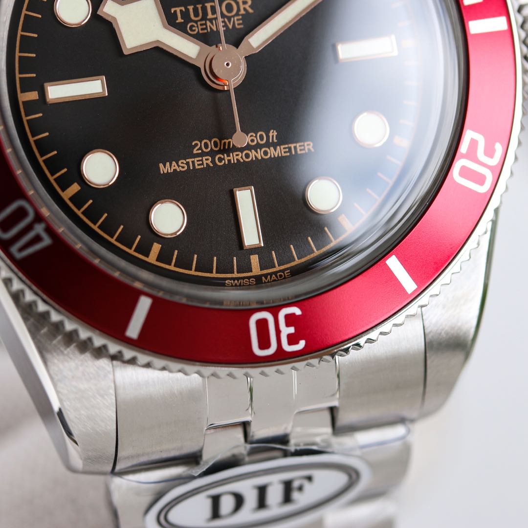 Tudor Black Bay 41 Burgundy M7941A1A0RU-0003 stainless steel case and bracelet, red bezel, black dial 41mm Unisex Automatic