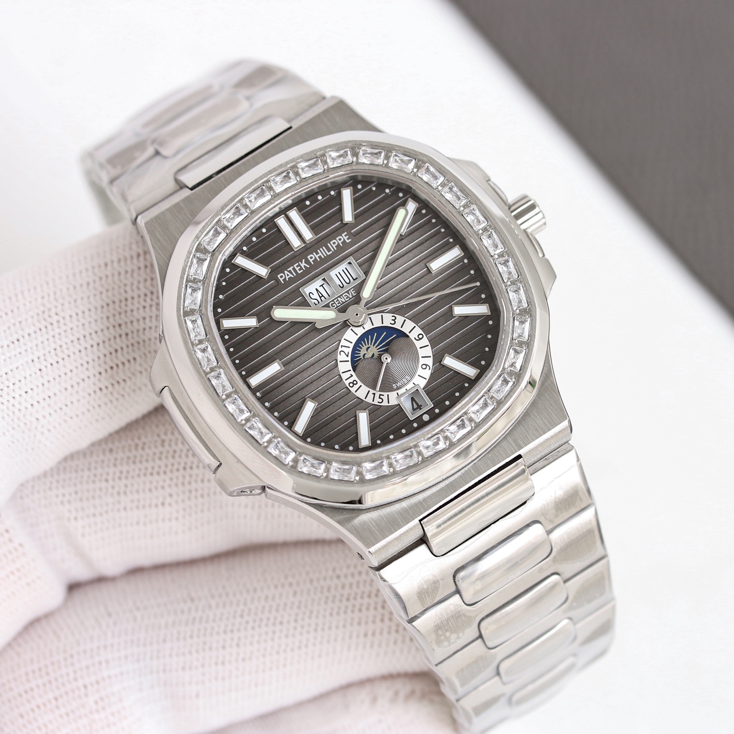 NO:641108,TW produces TW Factory high-end replica 1-1 TW launches the new Patek Philippe PP BL1 Nautilus 5726/1A Patek Philippe Nautilus series, new mold opening, new masterpiece, top V2 version!  1. Upgrade the lettering by correcting the shading radiation of the lettering to make it deeper, with clearer texture contrast and stronger three-dimensional effect. The lettering is a two-color penetrating lettering. After half a year of research, it has been upgraded to a three-layered lettering. This solves the problem of the V1 center white plate not being deep enough and incorrect font printing. It also corrects the incorrect position of the luminous feet of the V1 lettering and enhances the luminous intensity. The authentic six-digit moon phase is white, and the mold has been re-molded according to the original color. The upgrade is consistent with the original!  2. Appearance upgrade: The case of the V2 version is polished and polished using CNC to restore the original craftsmanship one by one, without sparing every detail!  3. Upgrade the waterproof function and restore the nature of the diving watch!  The six-digit price of genuine products is beyond the reach of many watch lovers!  【TW】Watch factory gives you low price!  Buy 95% authentic products!  No words can be said to be worth the word 'like'. As long as you like it, it's worth it!  For the best luxury gift recommendation, please look for TW’s exclusive quality, patek philippe19860909TW 出品  TW Factory 高端复刻1-1 TW推出全新 百达斐丽 PP BL1鹦鹉螺5726/1A 百达翡丽 鹦鹉螺系列 全新开模全新力作顶级V2版本上新！ 1. 升级字面 修正字面底纹放射,使它更加深沉,纹路对比更清晰,立体感更强,字面为双色渗透字面,经半年研究现升级为三层字面,攻破V1中心白盘不够深沉,字体印刷不正问题,同时修正V1字面夜光丁脚位不正,加强夜光强度,正品六字位月相为白色,现已根据原装颜色从新开模,升级与正品一致！ 2.外观升级 V2版本表壳打磨,抛光全部走CNC一一还原正品工艺,不放过每一个细节！ 3.升级防水功能,还原潜水运动表的本性！ 正品六位数的价格让许多爱表之人望尘莫及！【TW】腕表工厂让你以低的价格！买到百分之95的正品！千言万语都抵不过“喜欢”二字,只要喜欢,那就是值得！送礼最佳奢华推荐请认准TW独家品质,,patek philippe,Watch