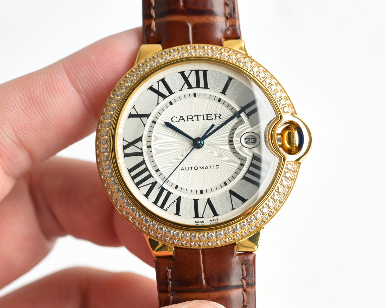 Cartier Ballon Bleu de Cartier cassa in oro giallo, lunetta in oro, quadrante argentato, cinturino in pelle marrone 42 mm Automatico da uomo