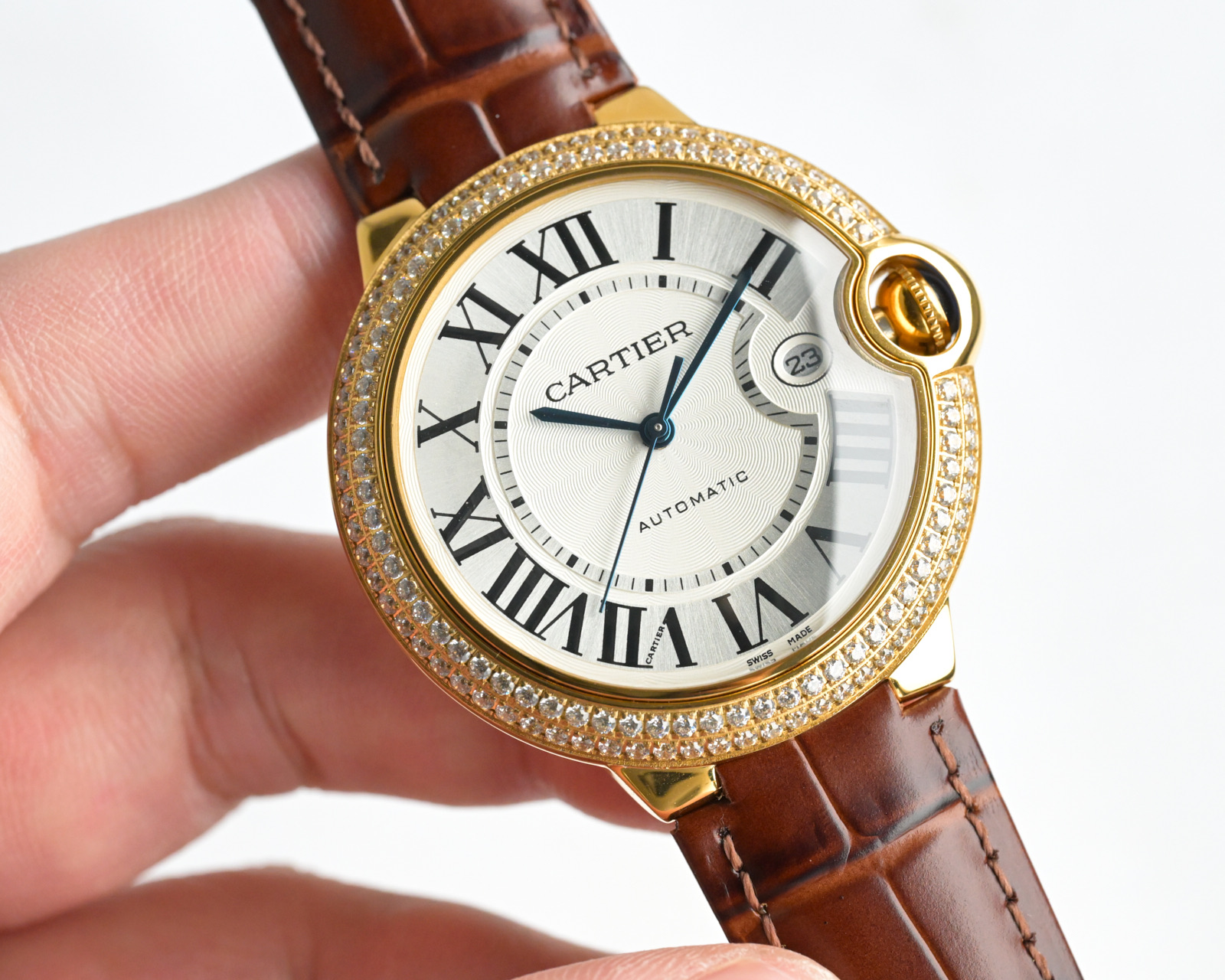 Cartier Ballon Bleu de Cartier cassa in oro giallo, lunetta in oro, quadrante argentato, cinturino in pelle marrone 42 mm Automatico da uomo