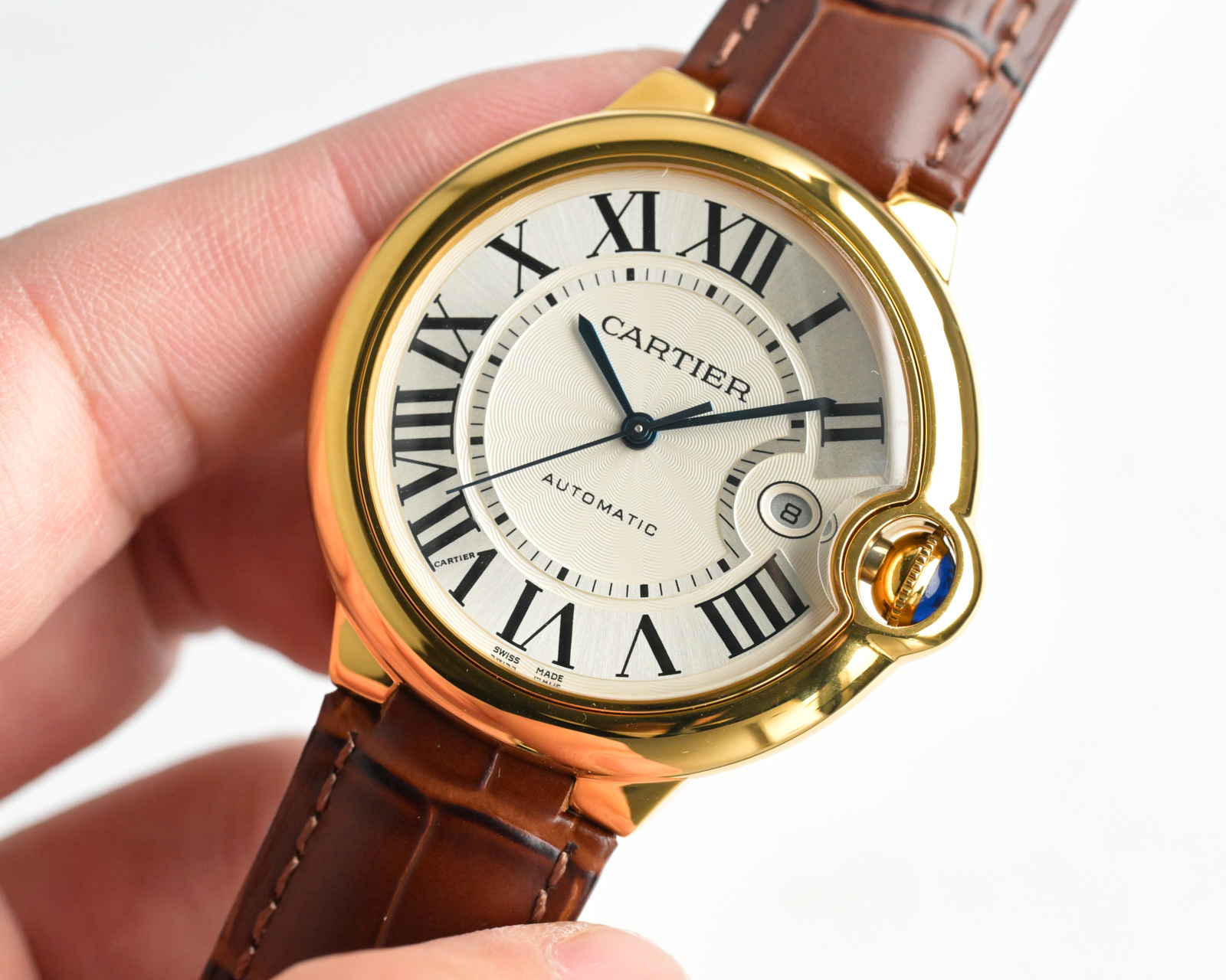 Cartier Ballon Bleu de Cartier cassa in oro giallo, lunetta in oro, quadrante argentato, cinturino in pelle marrone 42 mm Automatico da uomo